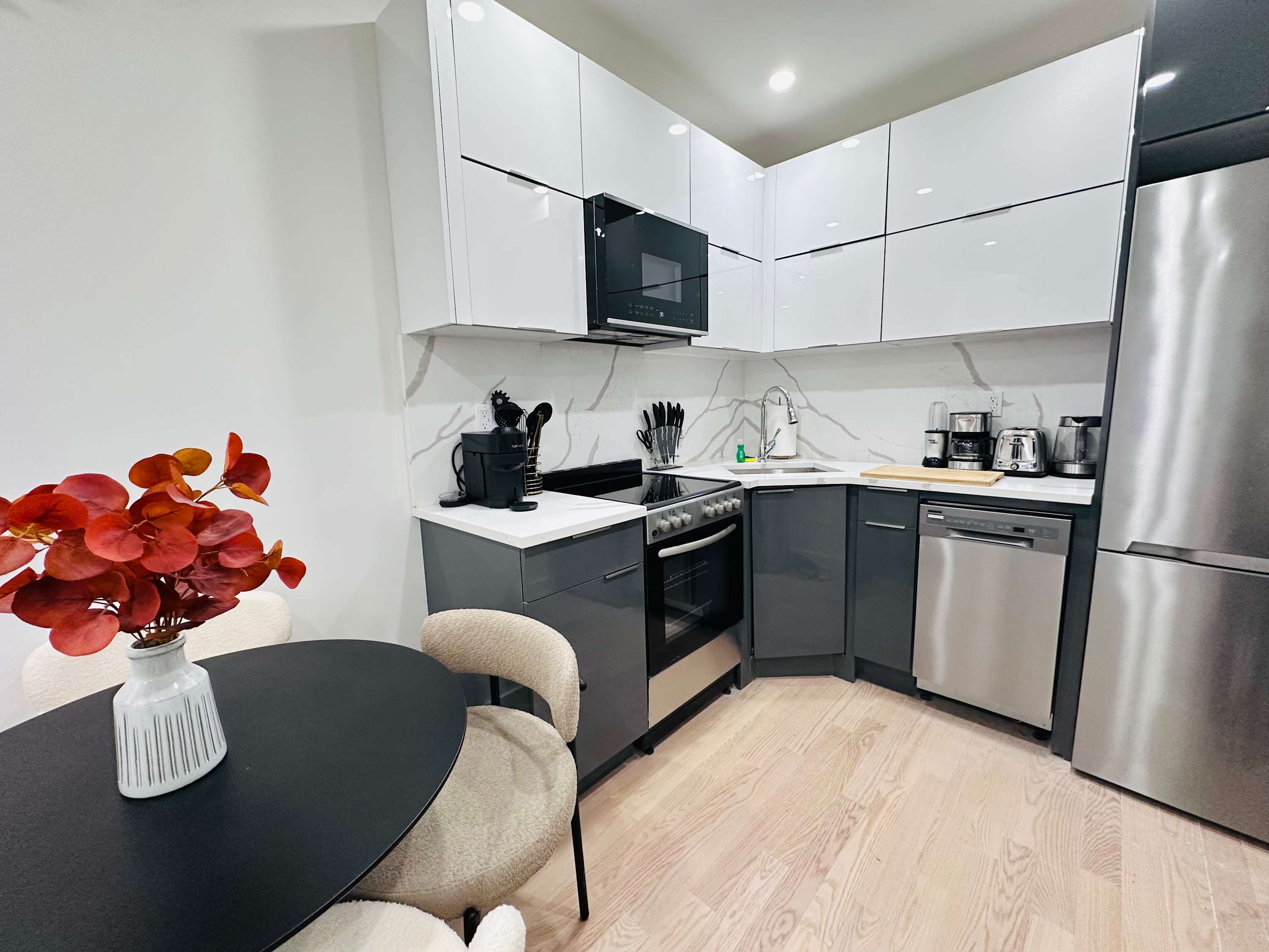 345-3A 2BR Newly Reno Prime UES WD in unit