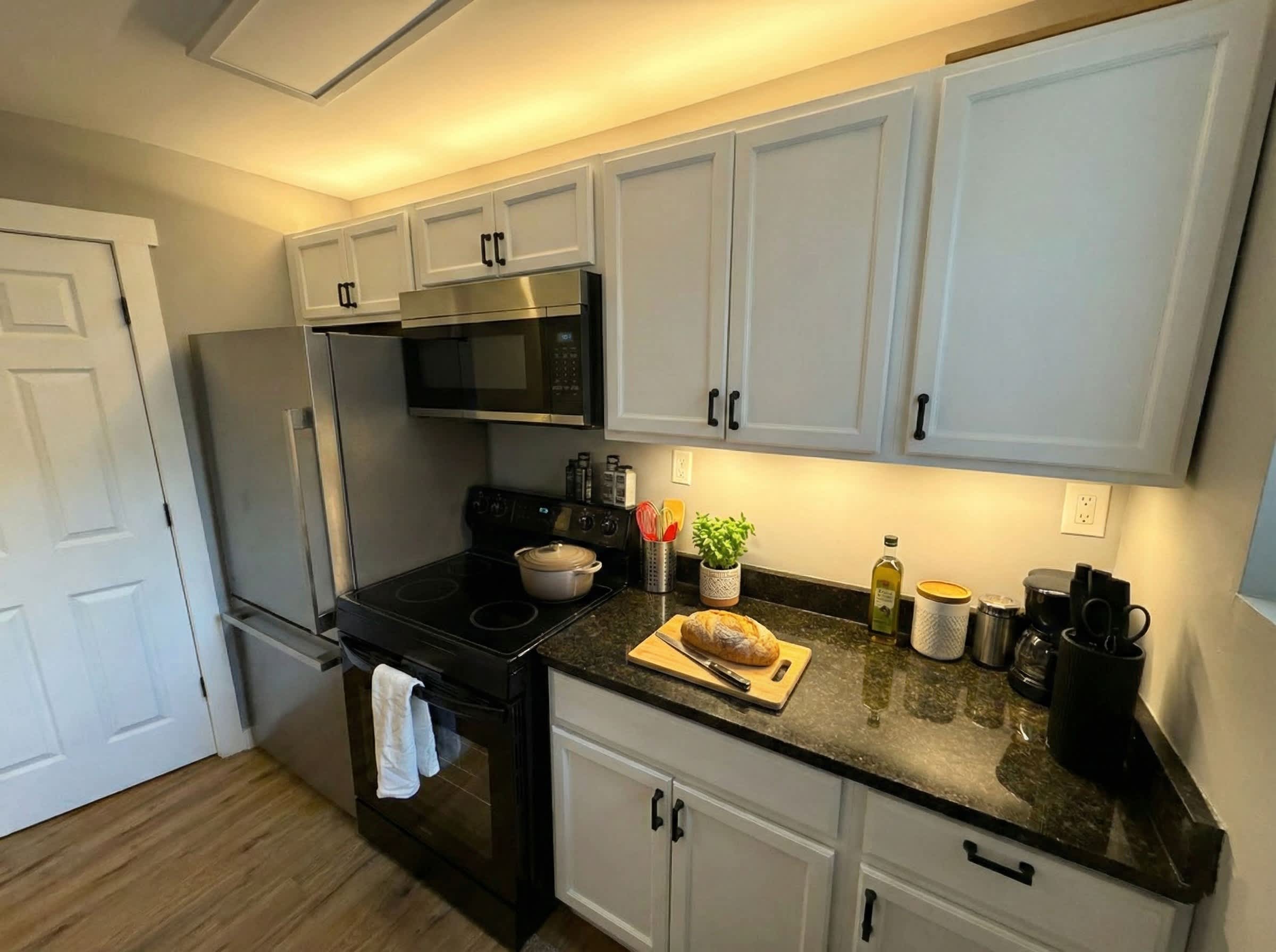 Historic Apt: King Bed & Workspace 3