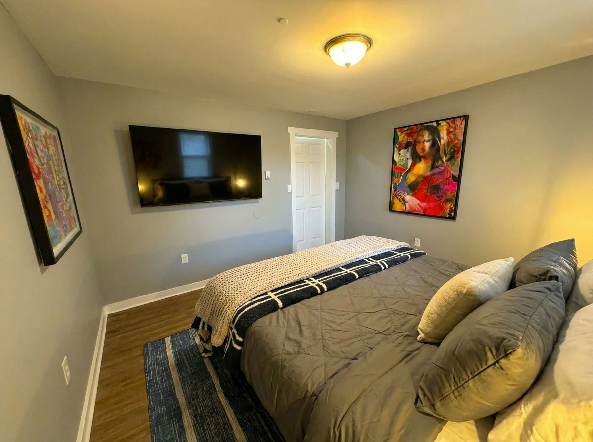 Historic Apt: King Bed & Workspace 5