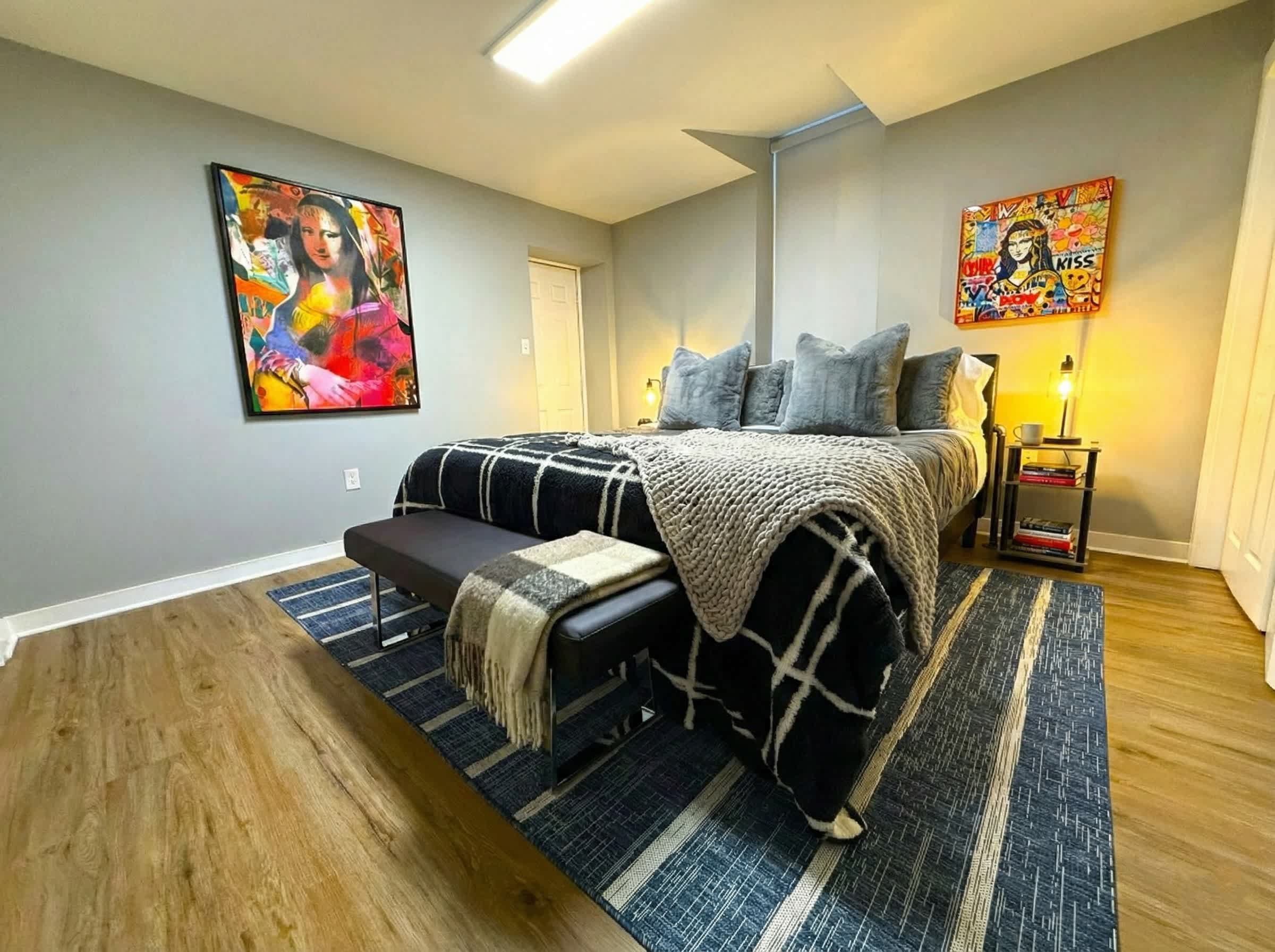 Historic Apt: King Bed & Workspace 2