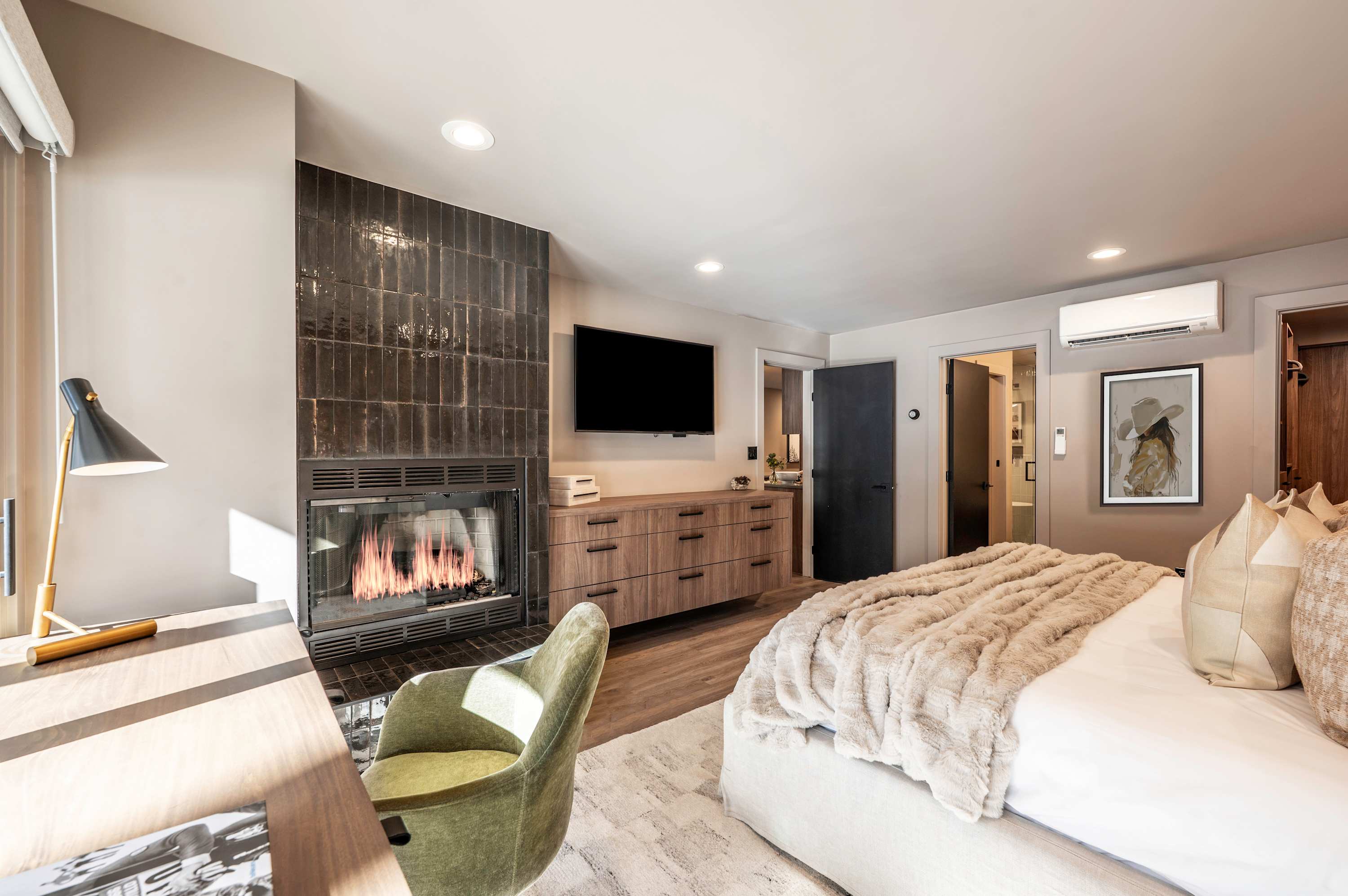 New Luxurious 4BR w Central A/C in Aspen's Core