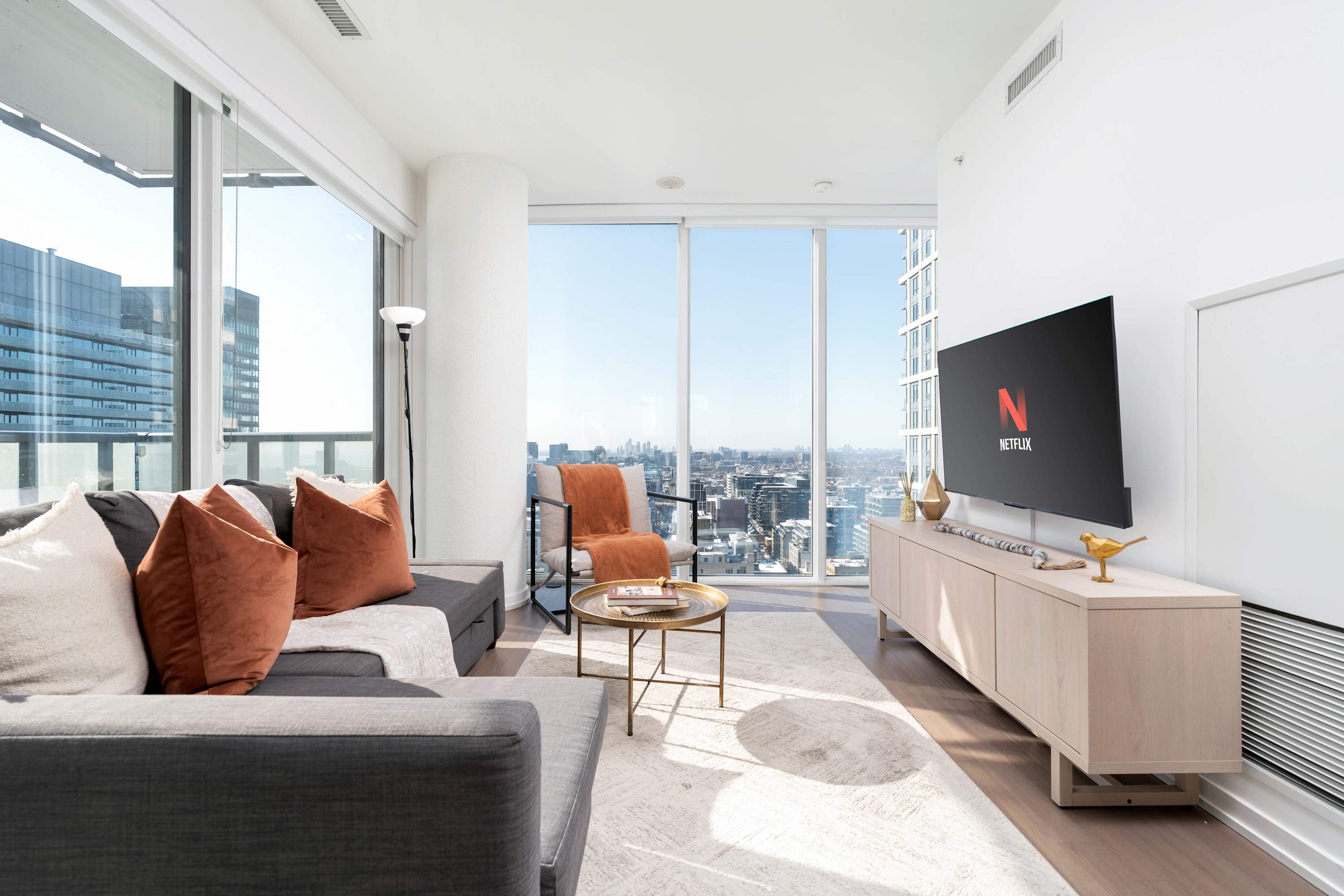 Modern 2BR in the Entertainment Hub with Parking!