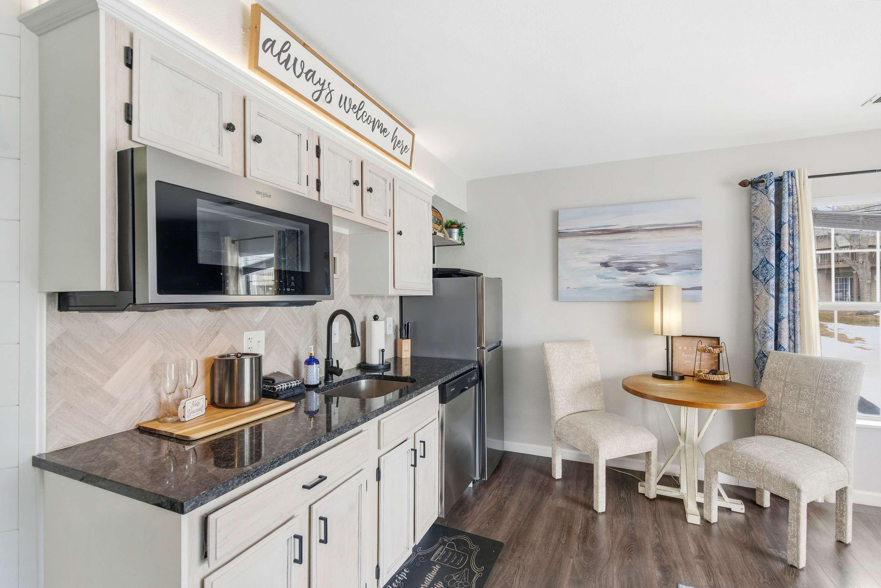 The inviting kitchenette is well equipped for an unforgettable getaway​