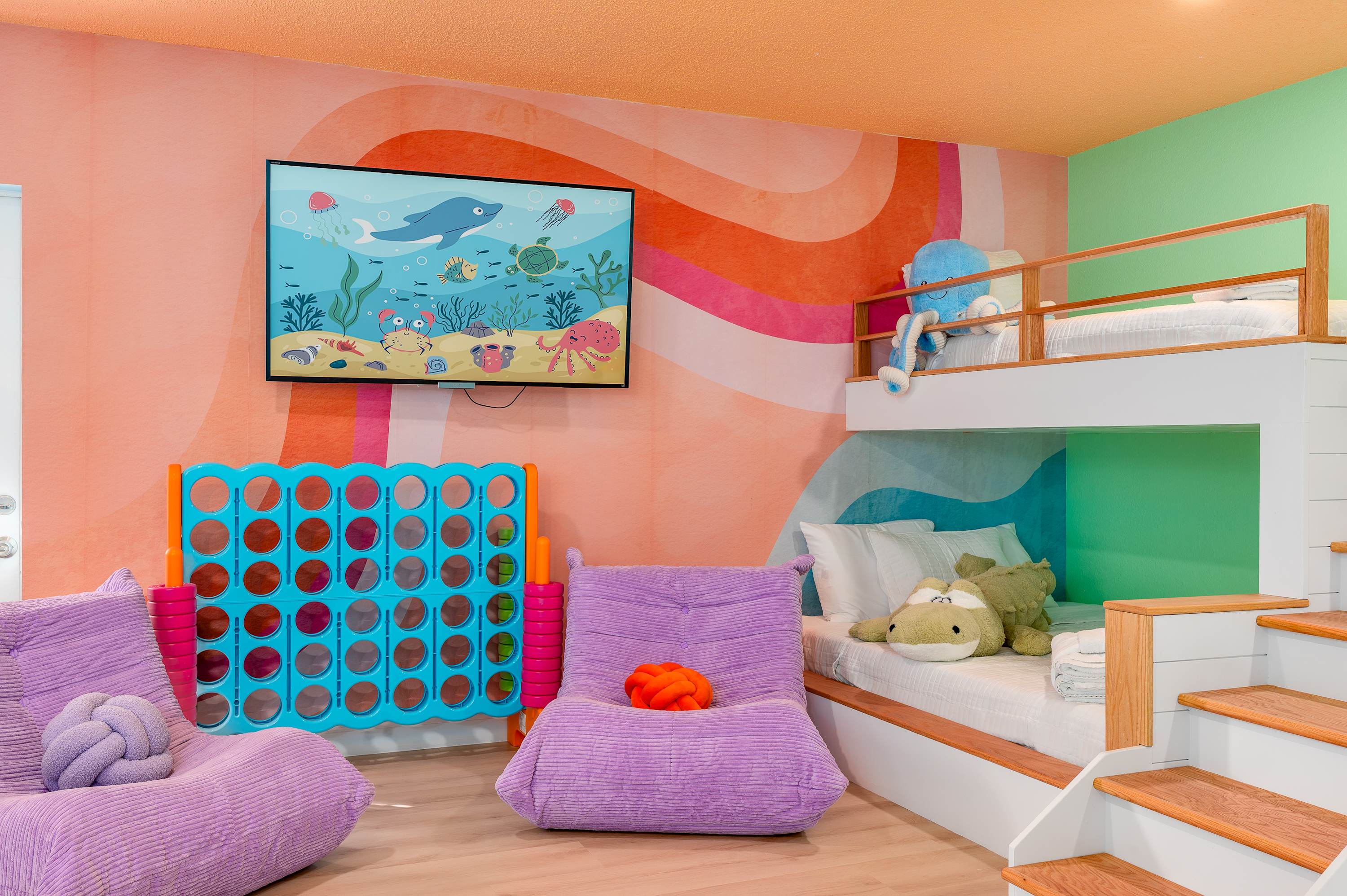 Family retreat w/pool, putting green & cornhole