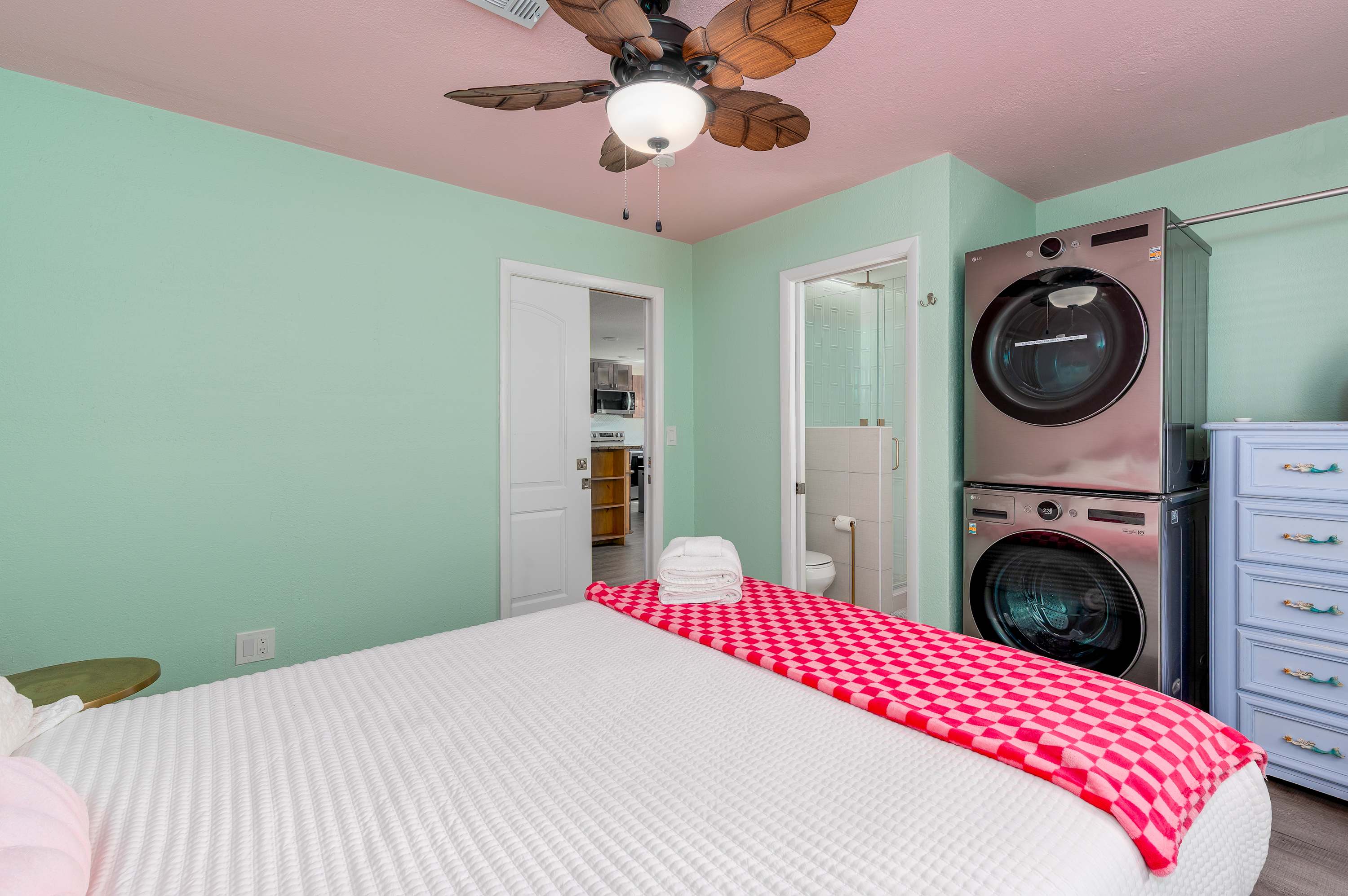 Family retreat w/pool, putting green & cornhole