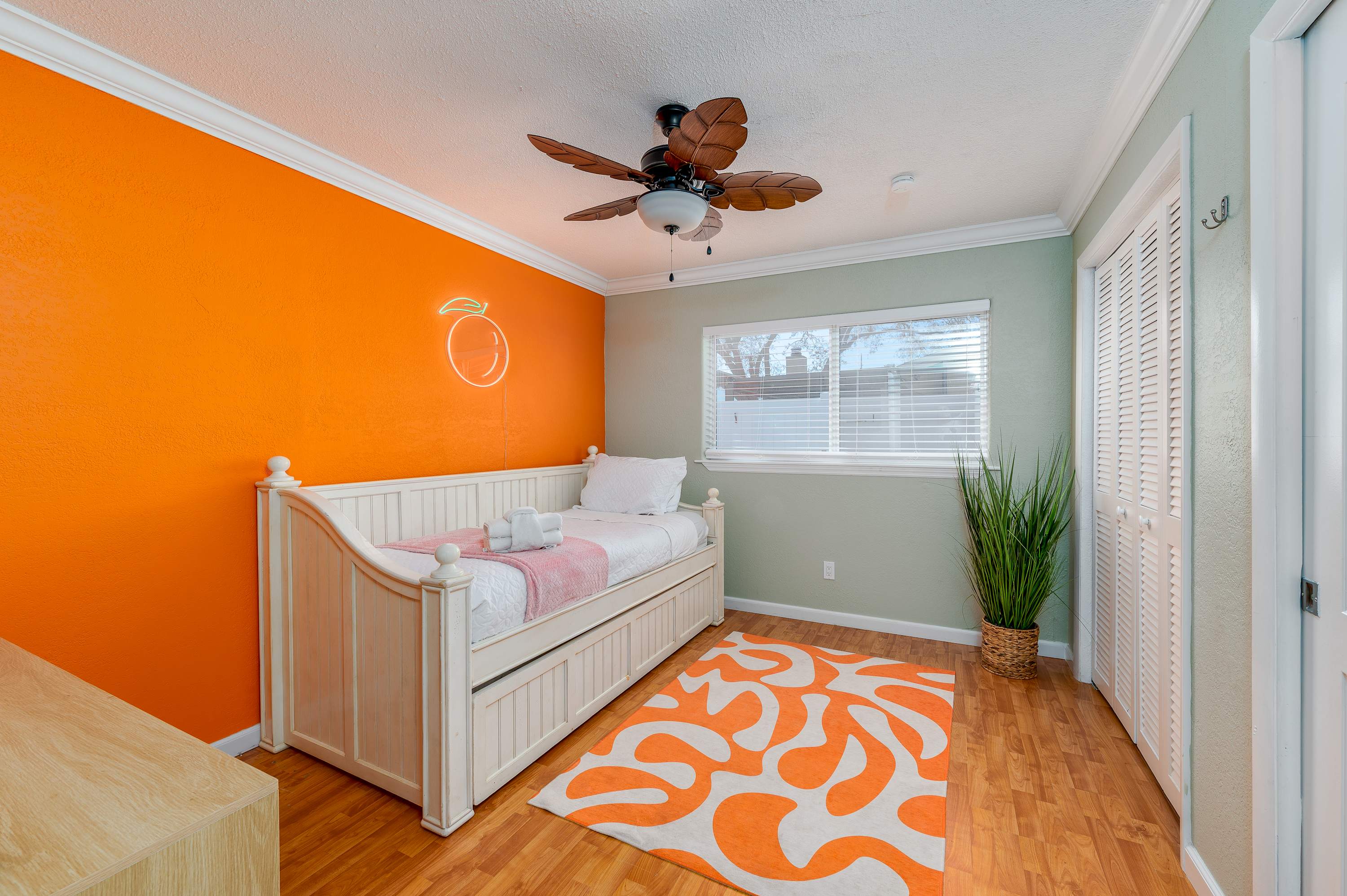 Family retreat w/pool, putting green & cornhole