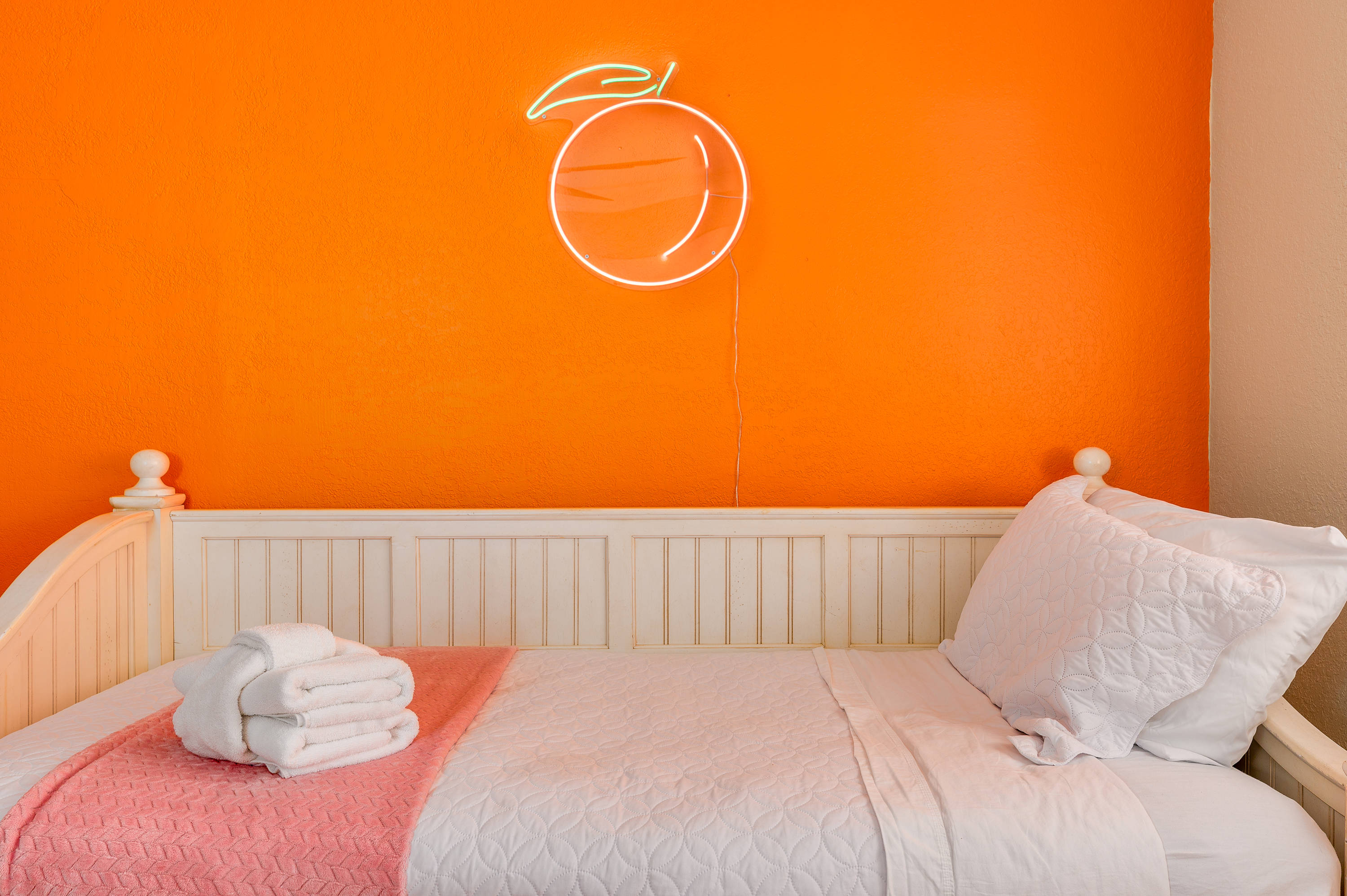 Family retreat w/pool, putting green & cornhole