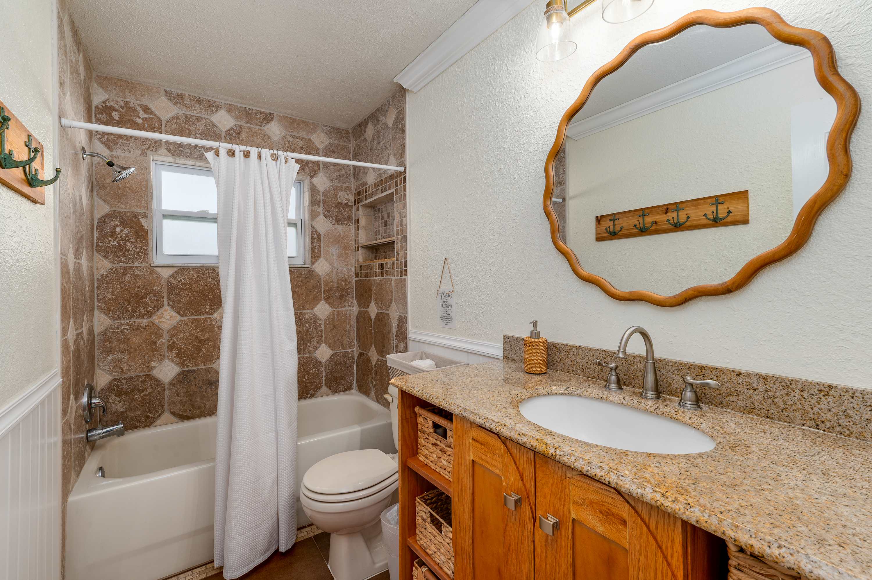 Family retreat w/pool, putting green & cornhole