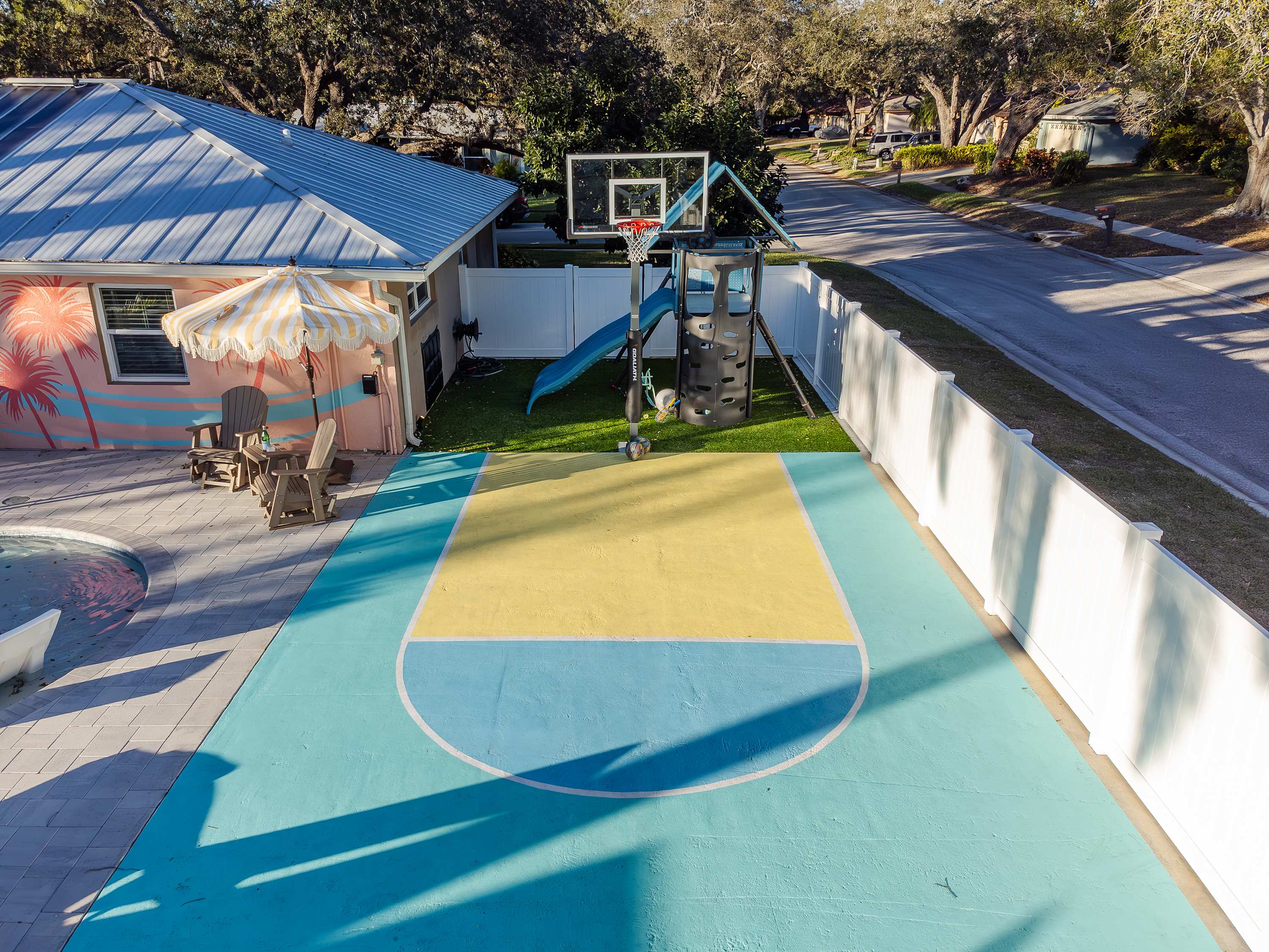 Family retreat w/pool, putting green & cornhole