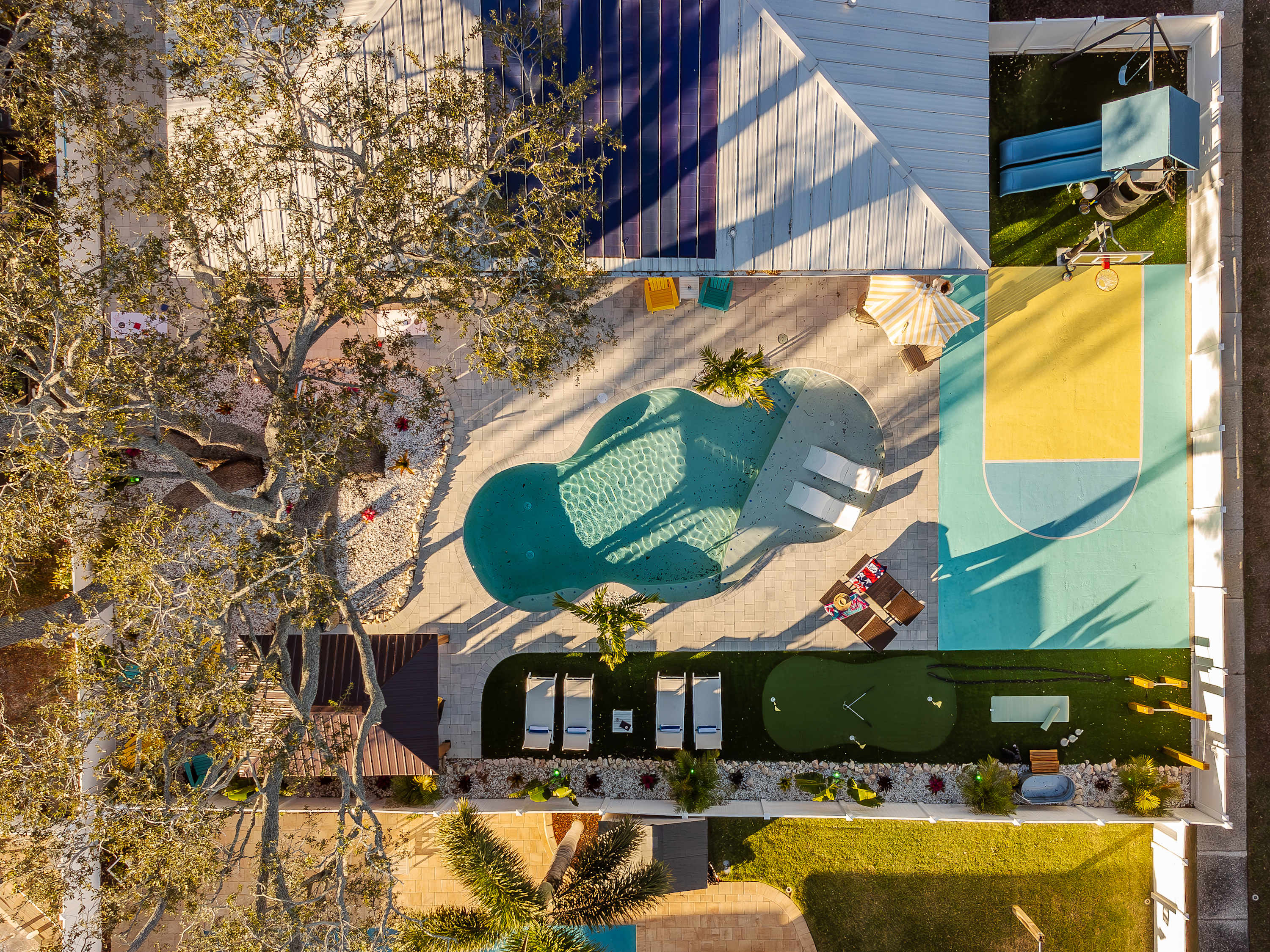 Family retreat w/pool, putting green & cornhole