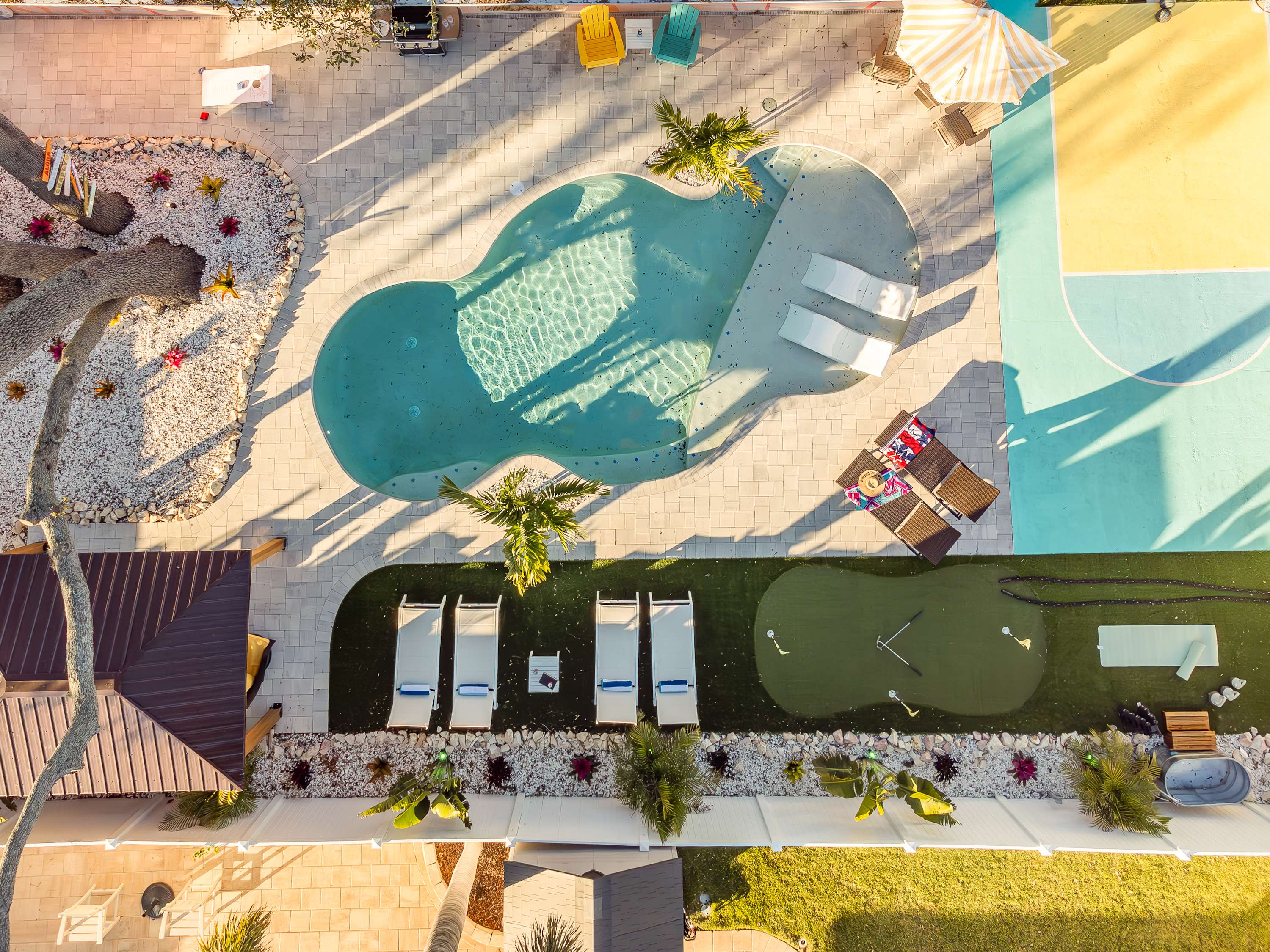 Family retreat w/pool, putting green & cornhole