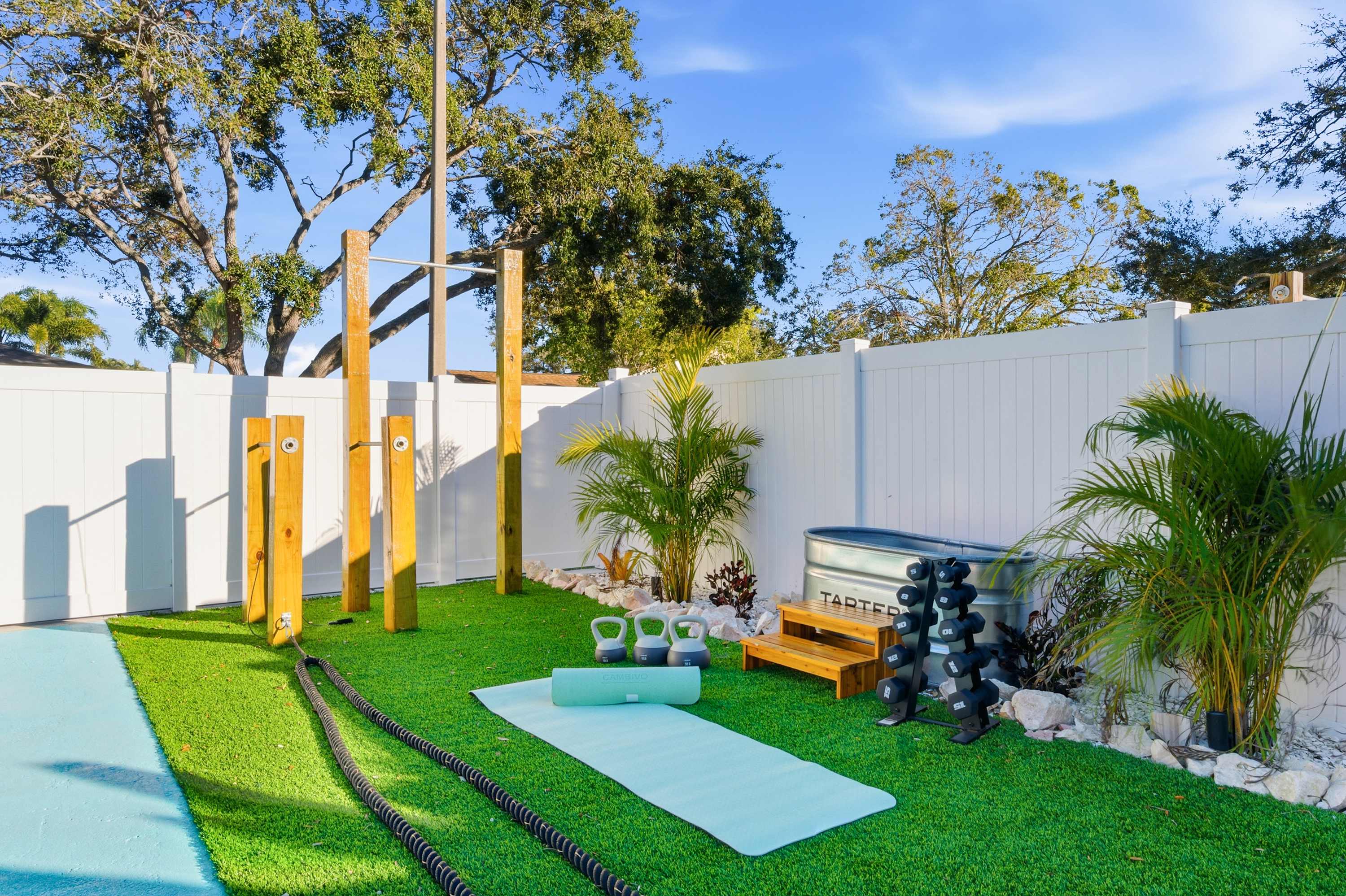 Family retreat w/pool, putting green & cornhole