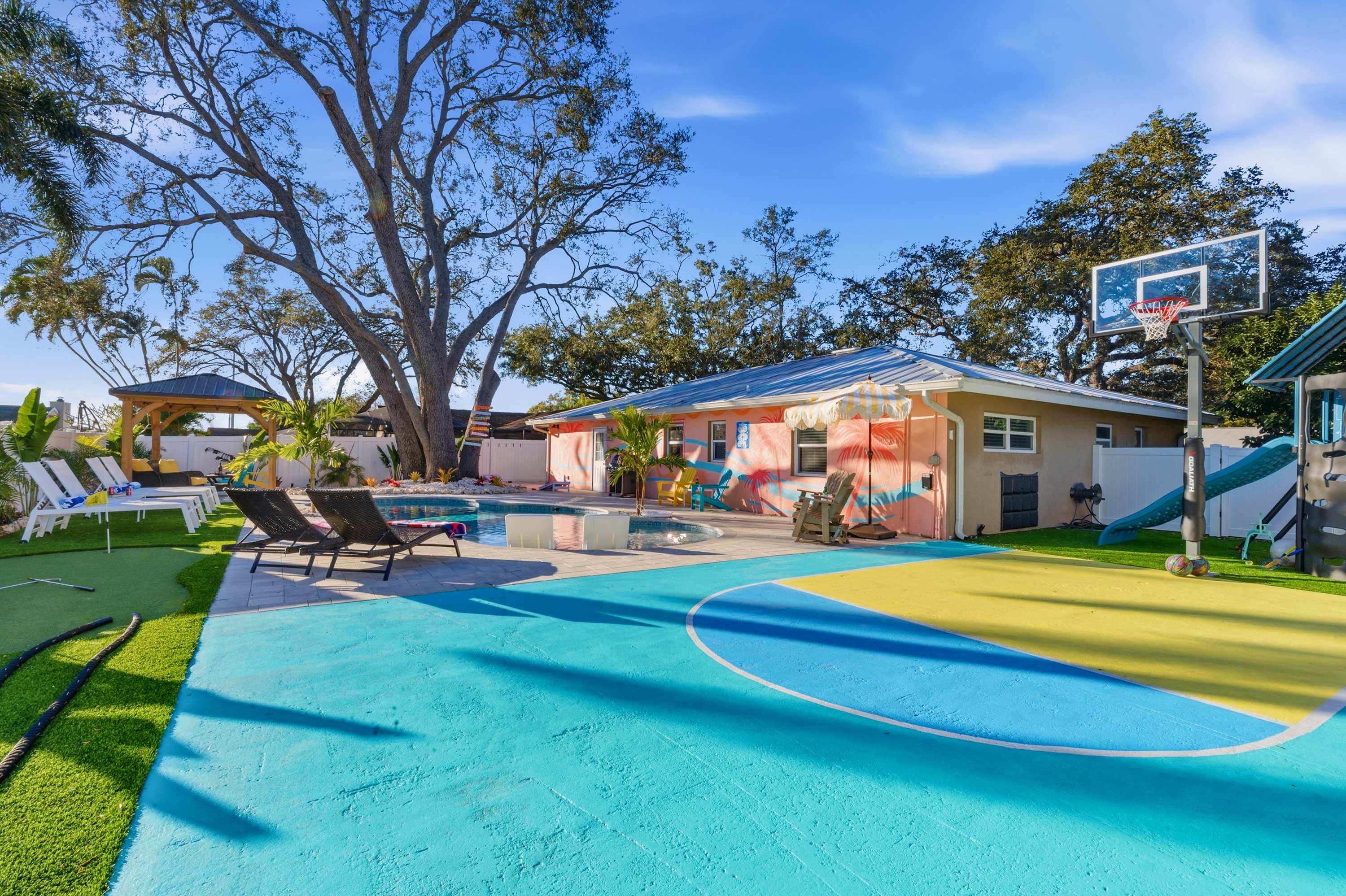 Family retreat w/pool, putting green & cornhole