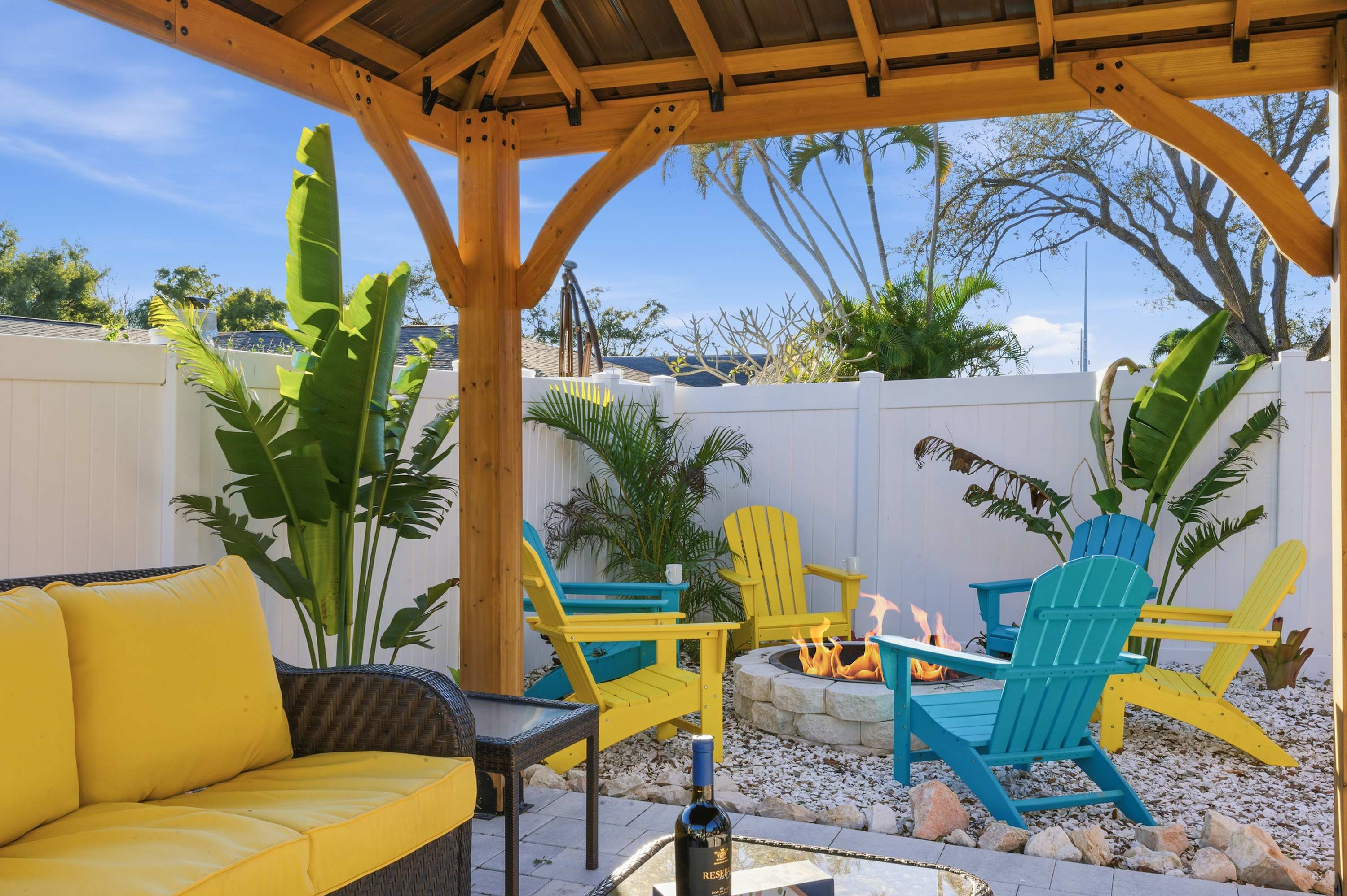 Family retreat w/pool, putting green & cornhole