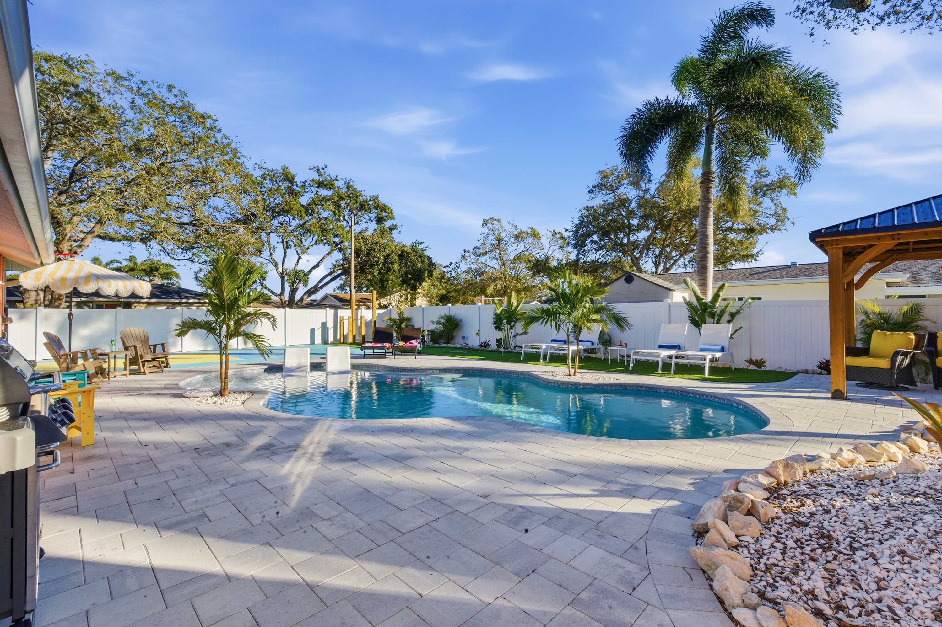 Family retreat w/pool, putting green & cornhole