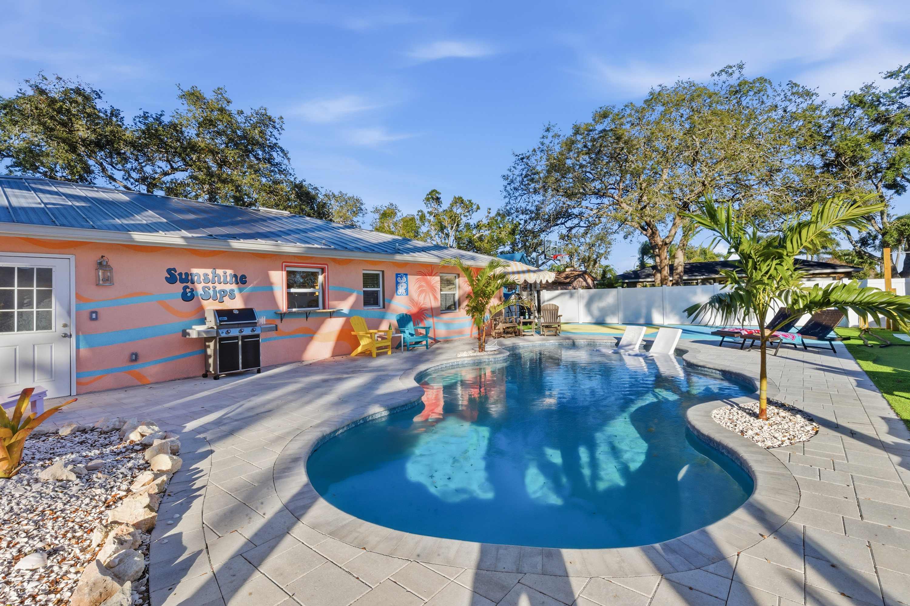 Family retreat w/pool, putting green & cornhole