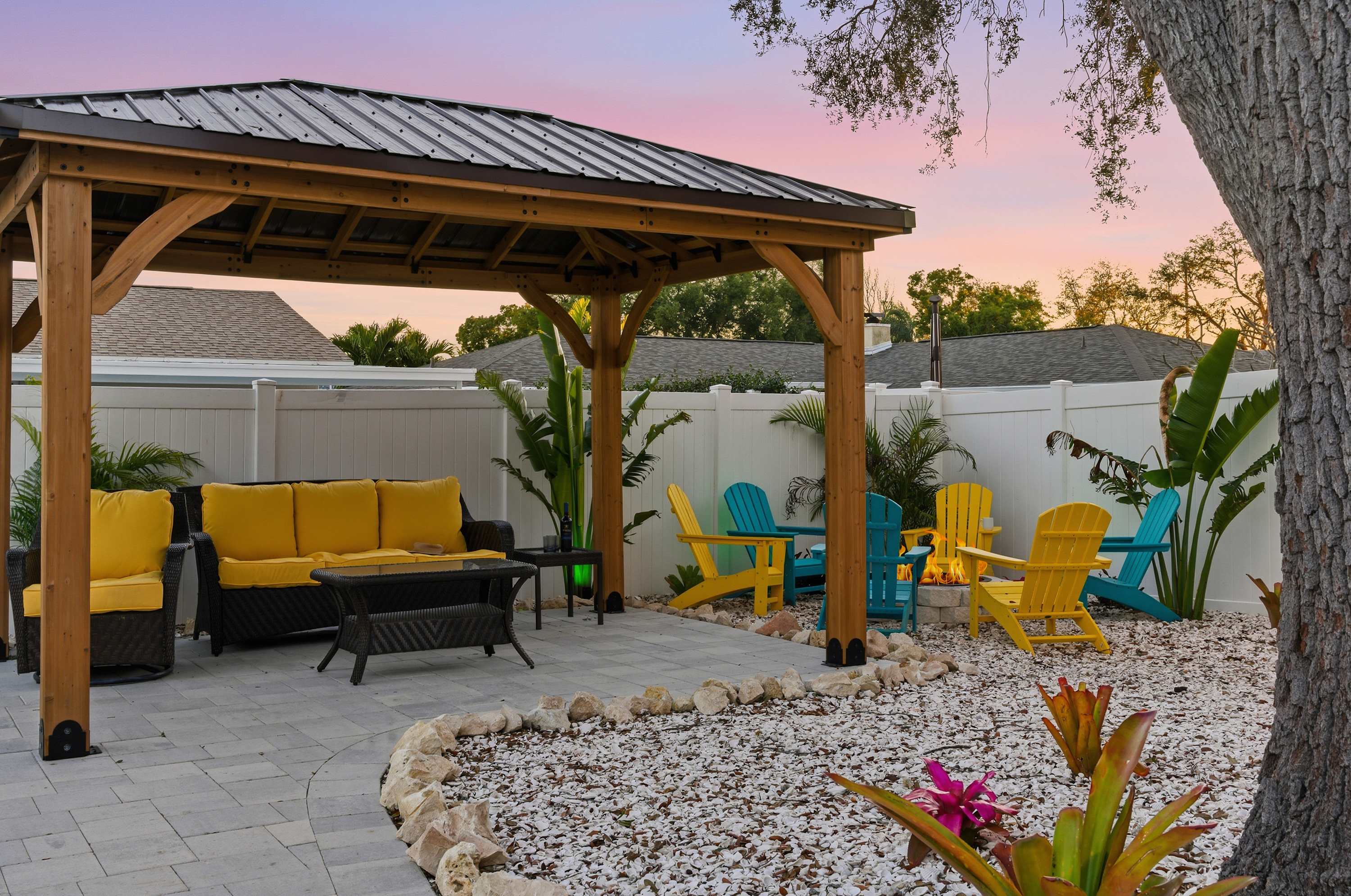 Family retreat w/pool, putting green & cornhole