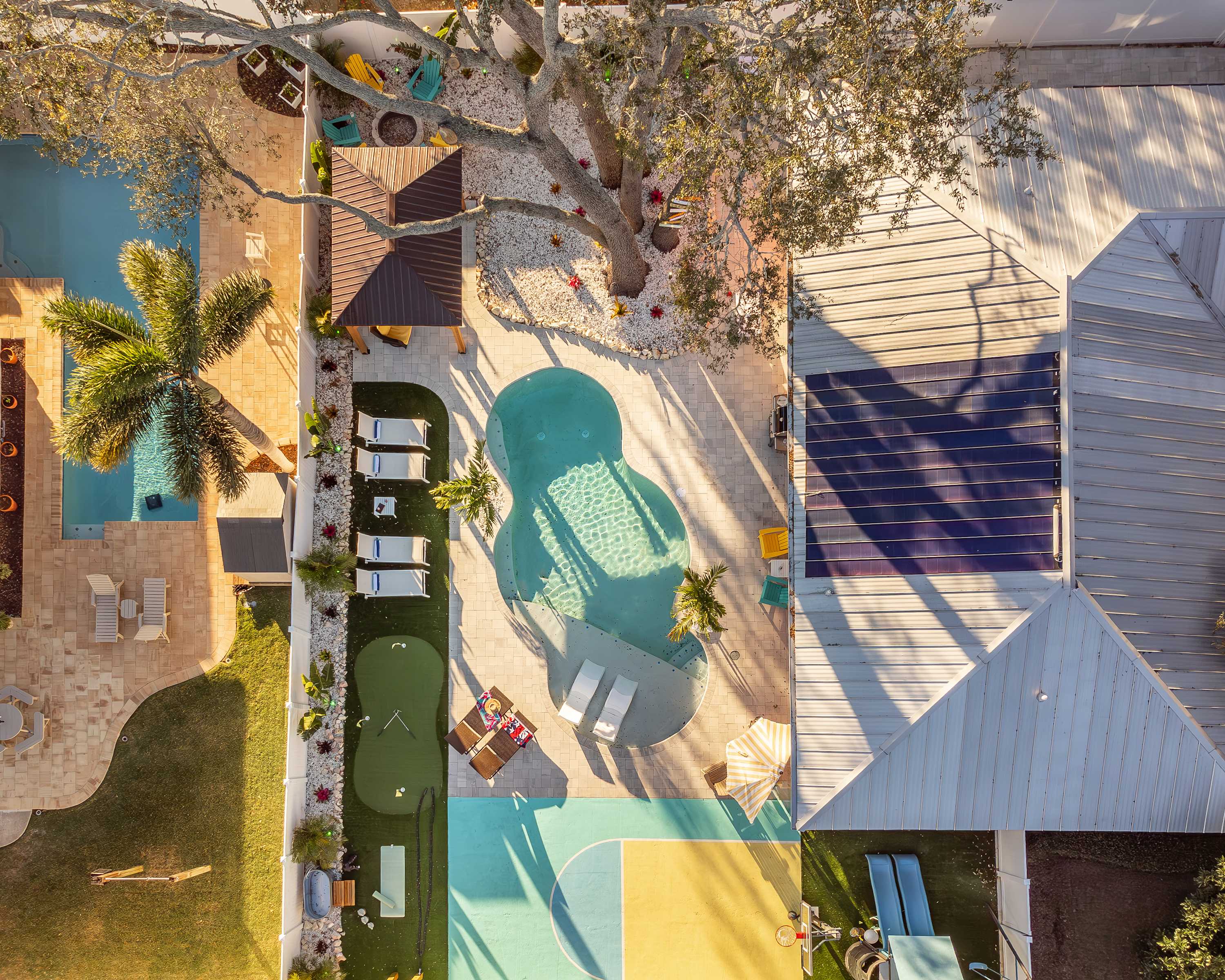 Family retreat w/pool, putting green & cornhole