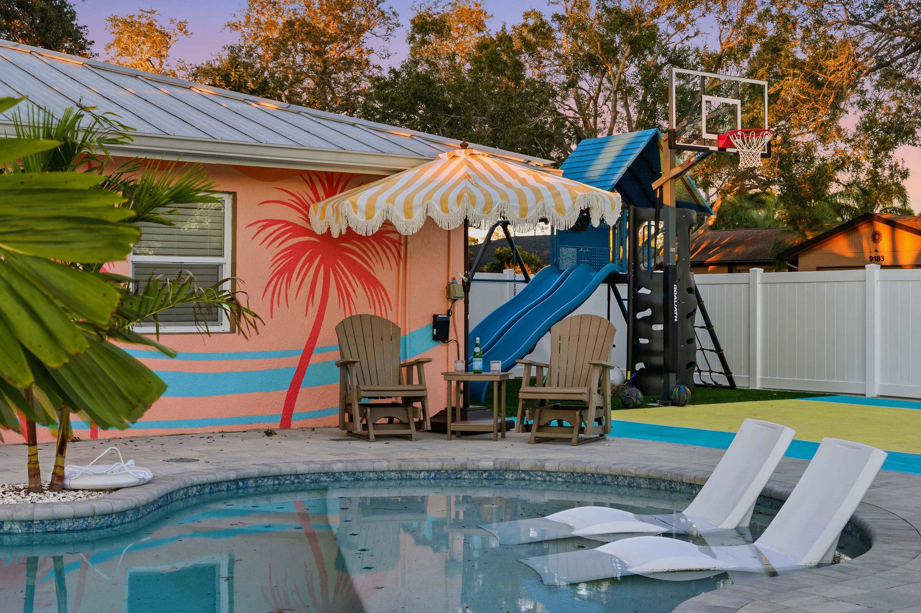 Family retreat w/pool, putting green & cornhole
