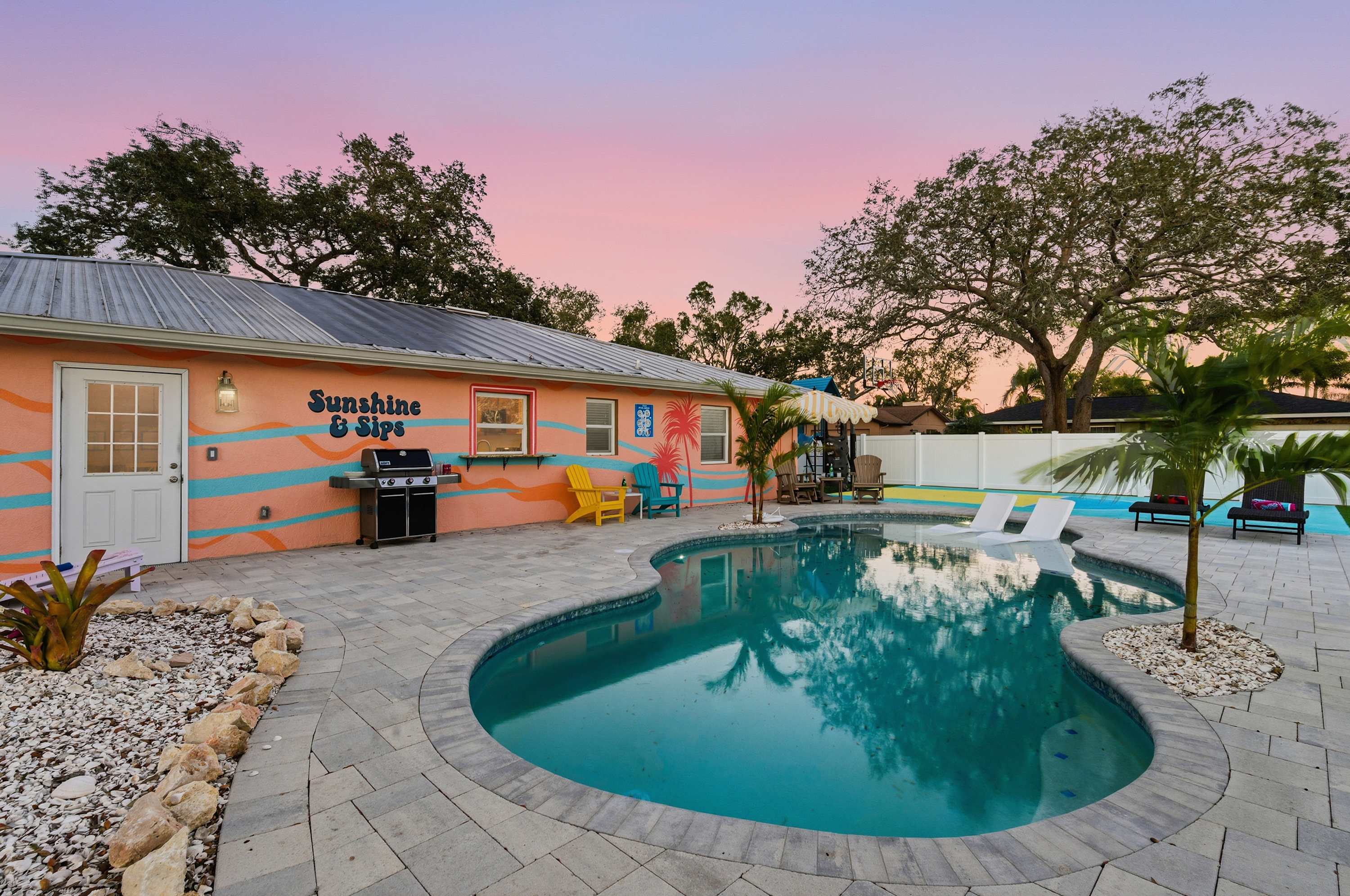 Family retreat w/pool, putting green & cornhole