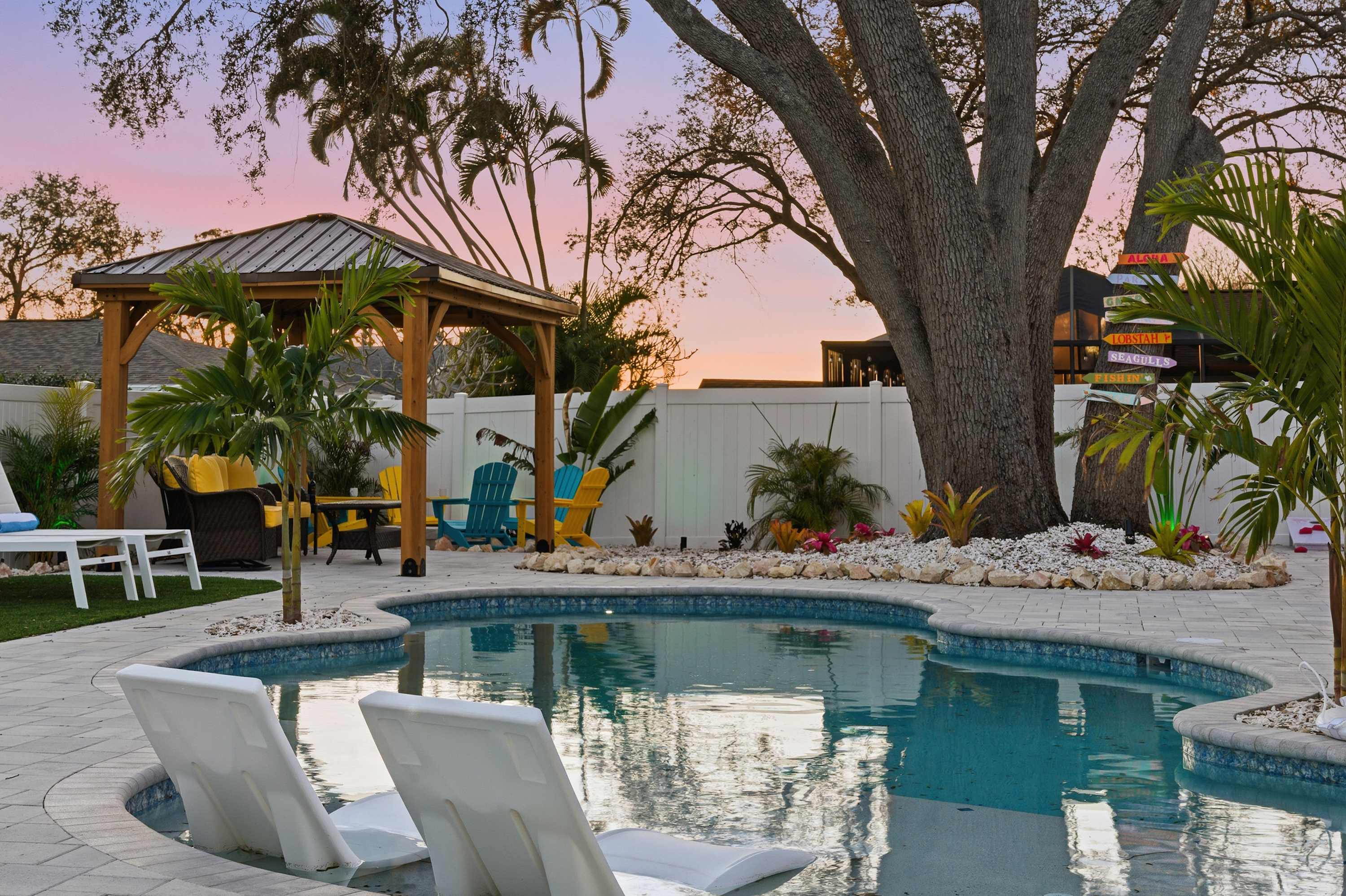 Family retreat w/pool, putting green & cornhole