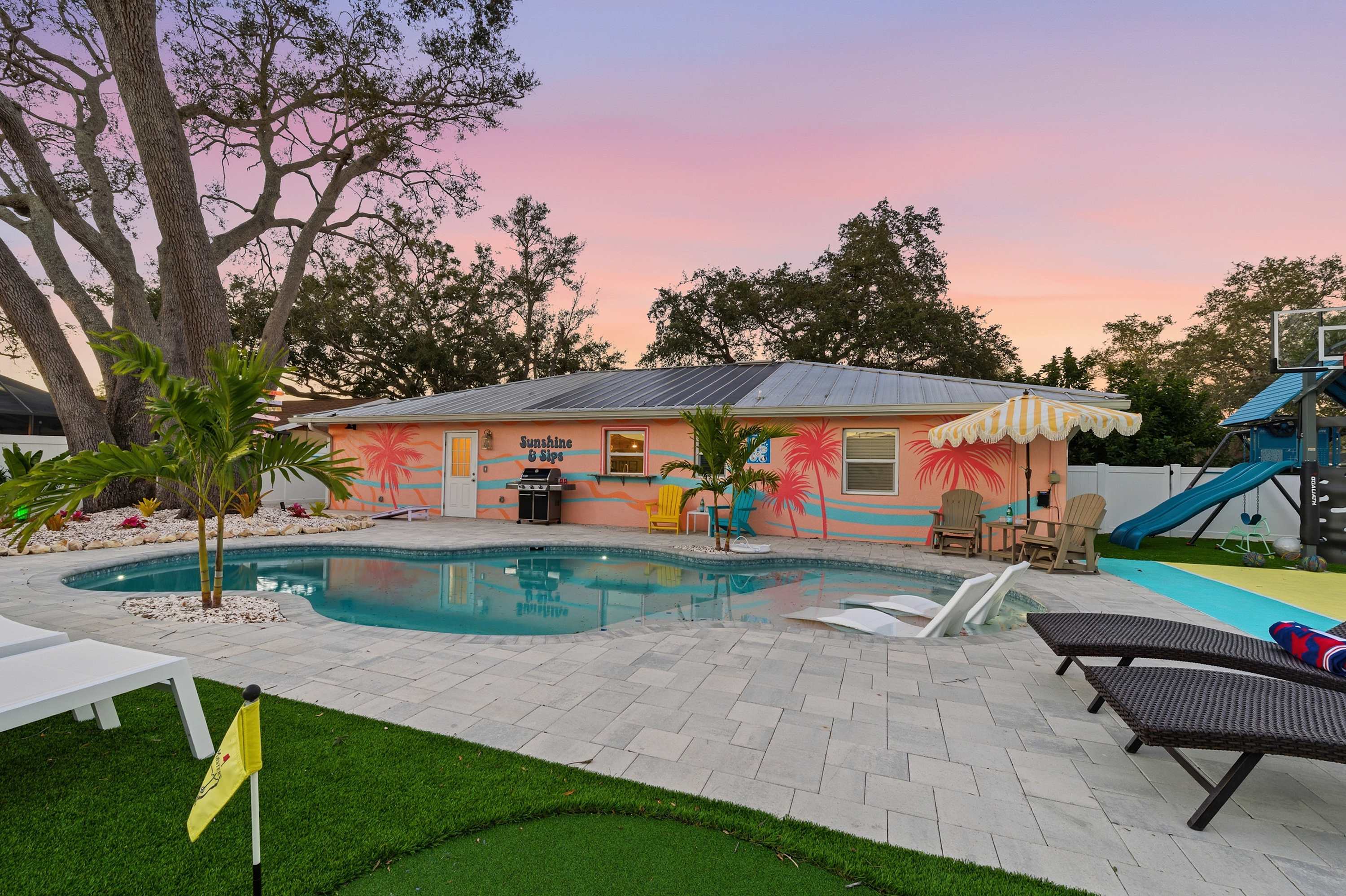 Family retreat w/pool, putting green & cornhole