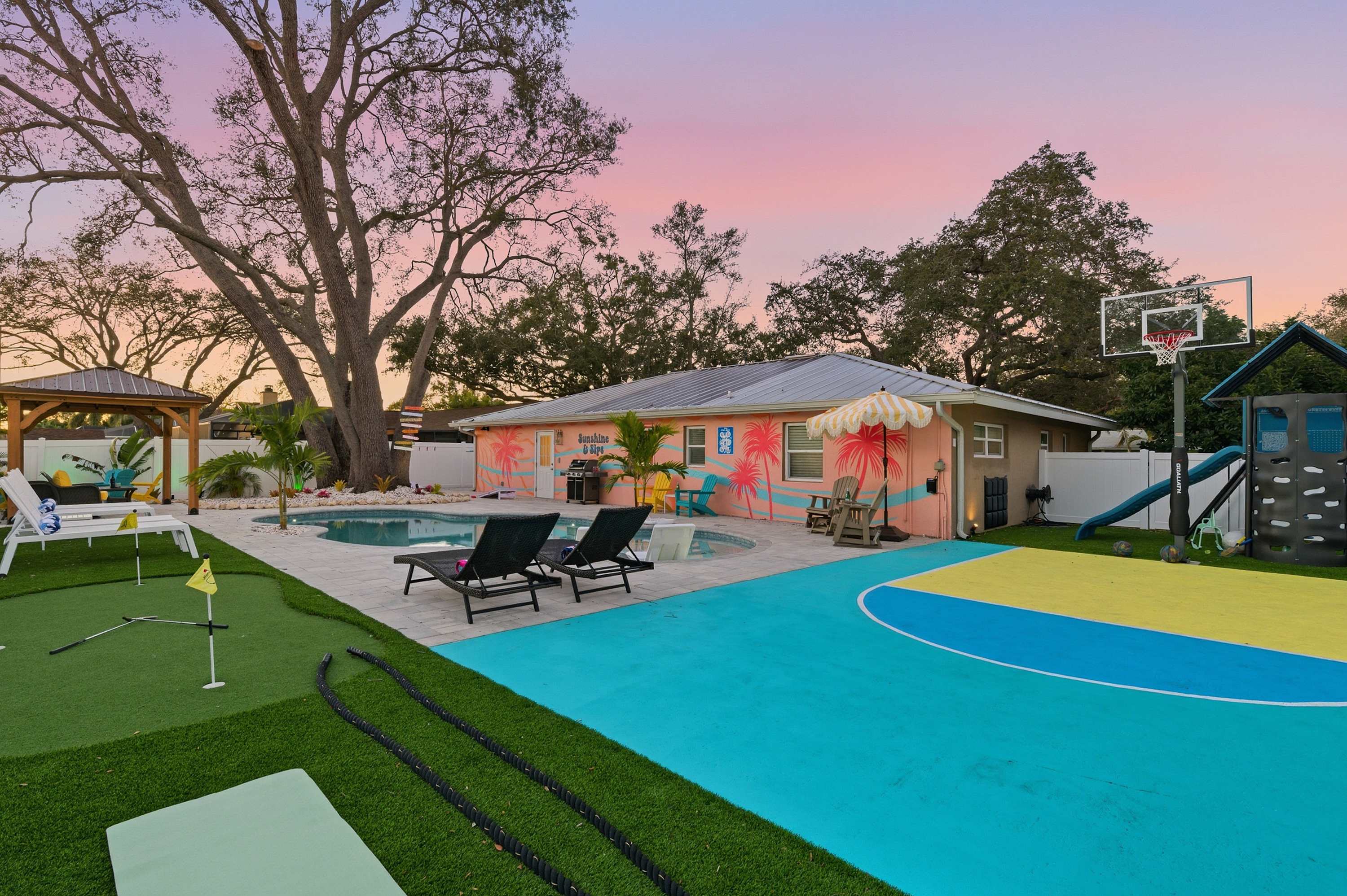 Family retreat w/pool, putting green & cornhole