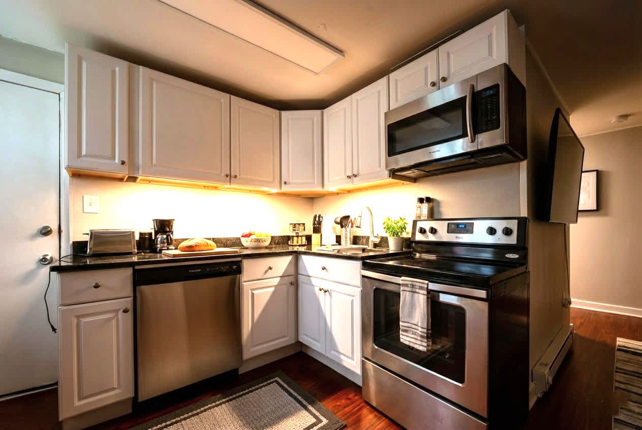 Spacious Historic King Suite 4