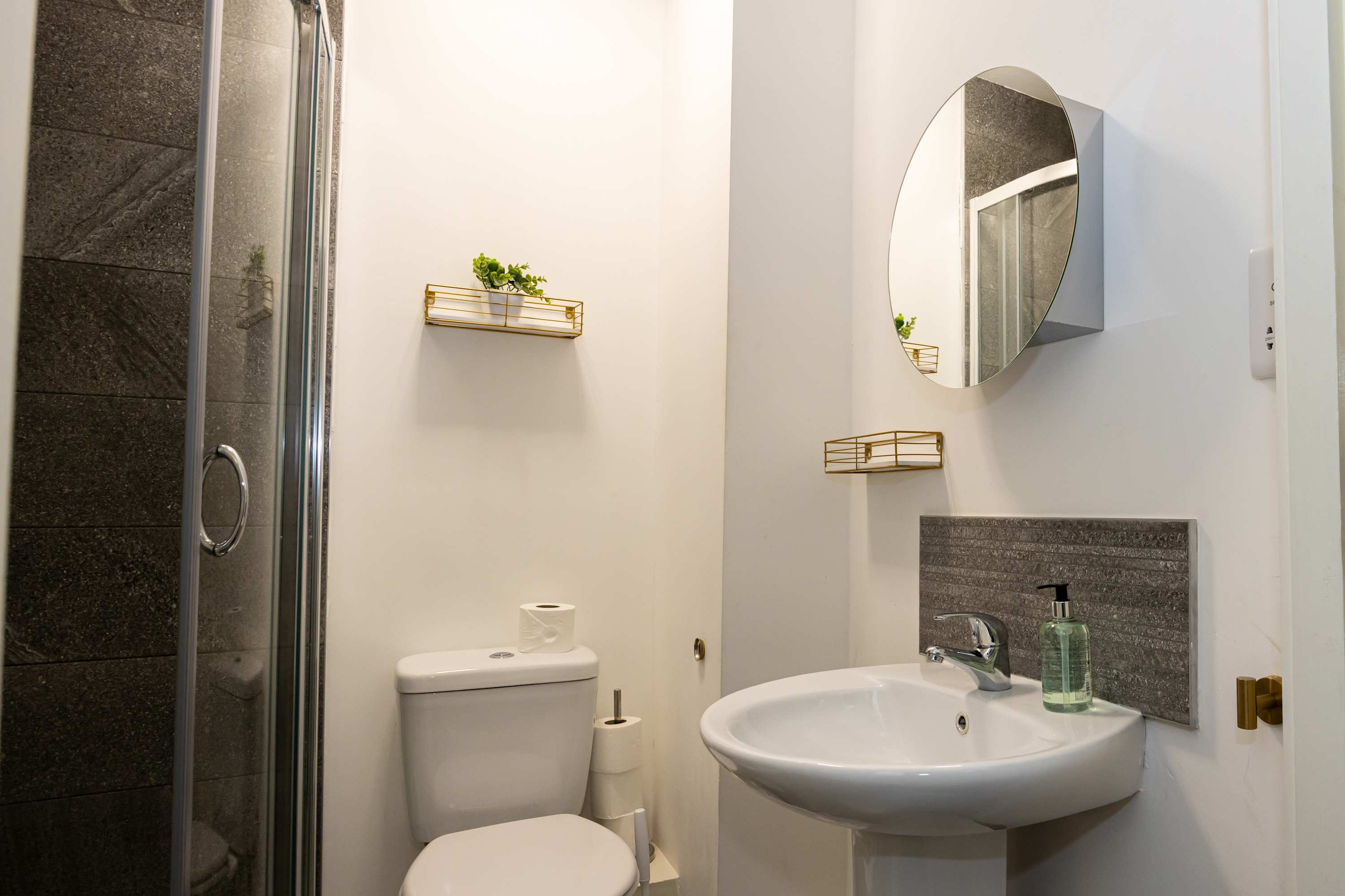 Spacious 2 bed apt near Media City and Old Trafford in Quay House M5 3NR - Property image 19 - VivreStays