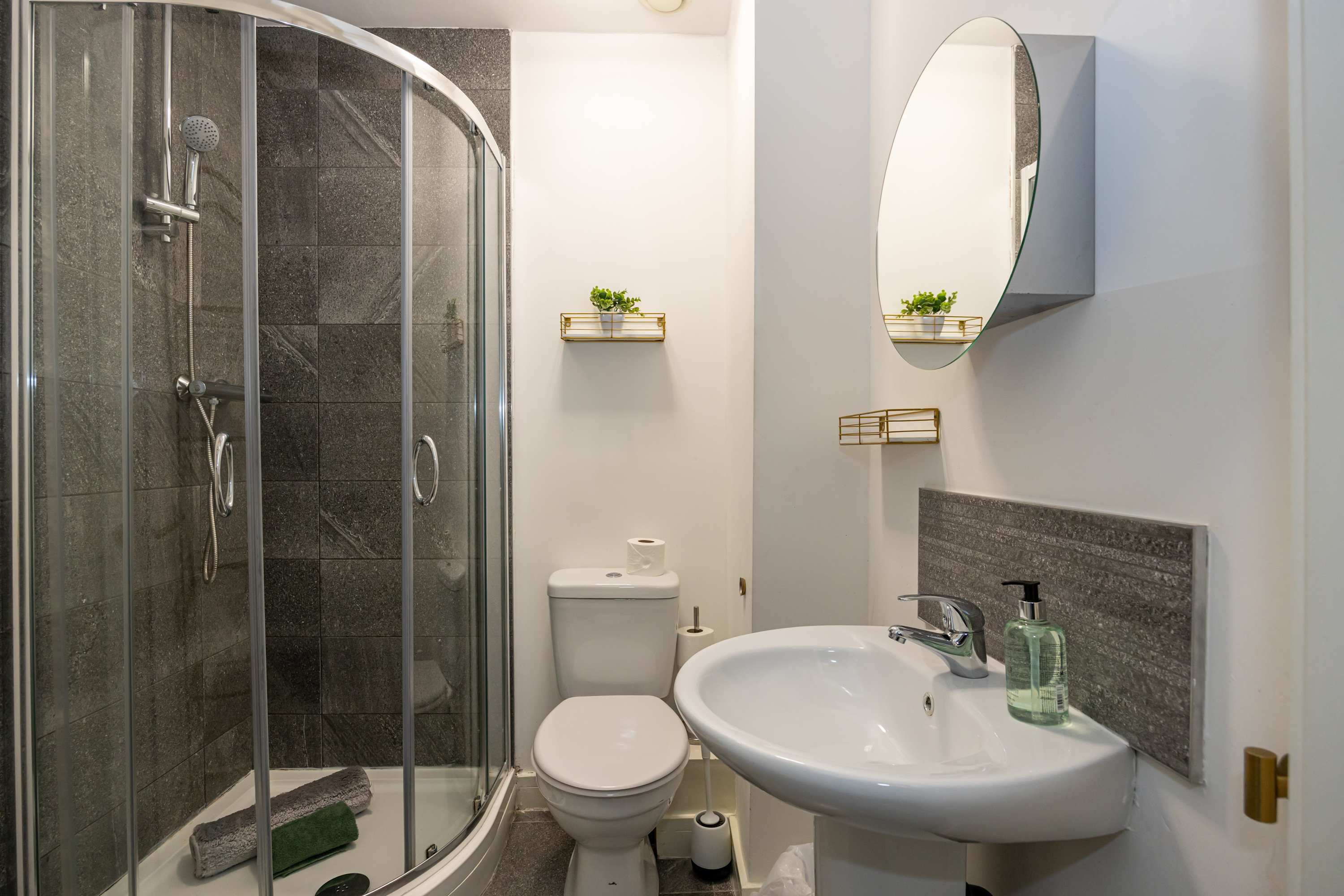 Spacious 2 bed apt near Media City and Old Trafford in Quay House M5 3NR - Property image 18 - VivreStays