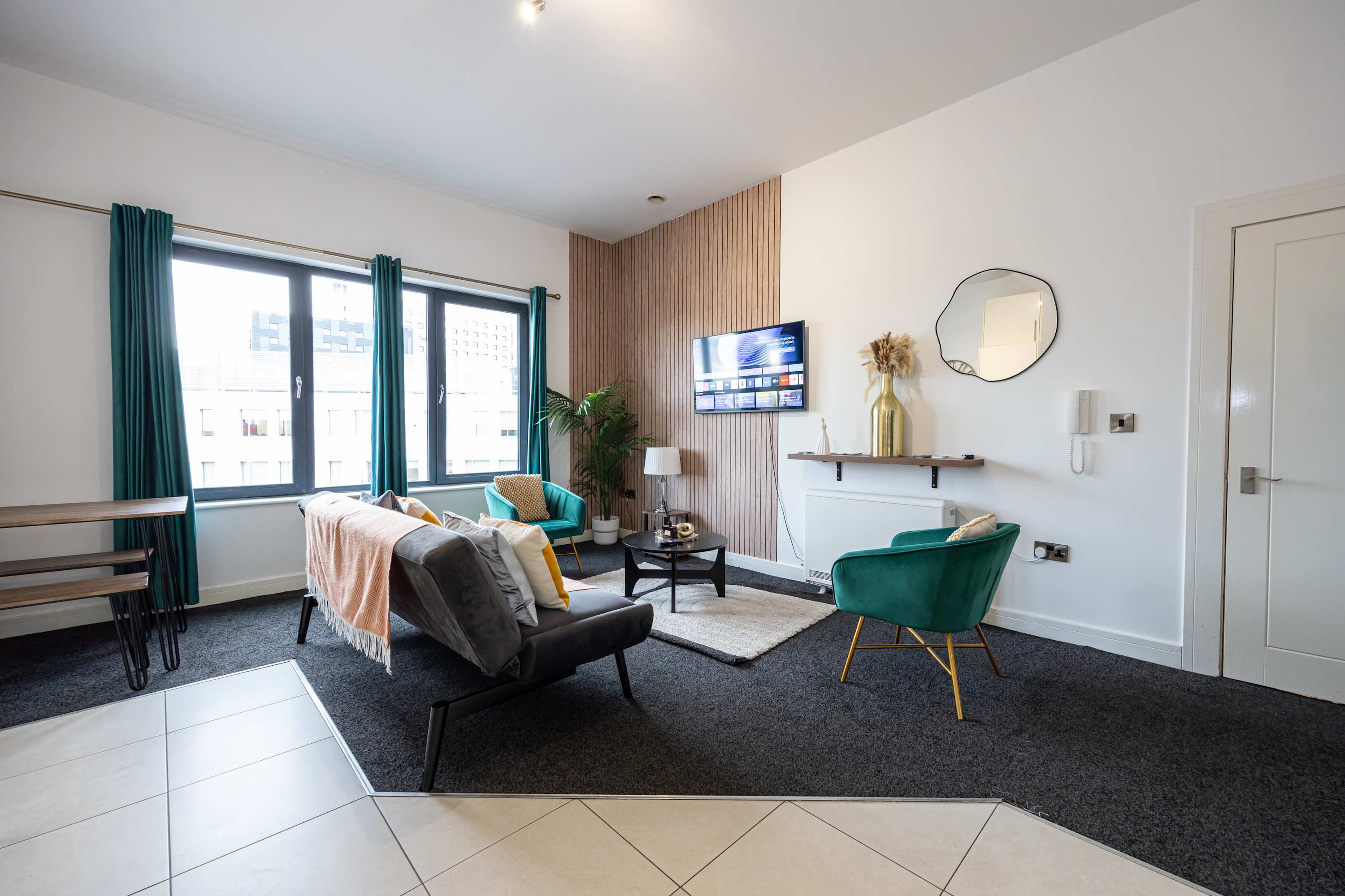 Spacious 2 bed apt near Media City and Old Trafford in Quay House M5 3NR - Property image 2 - VivreStays