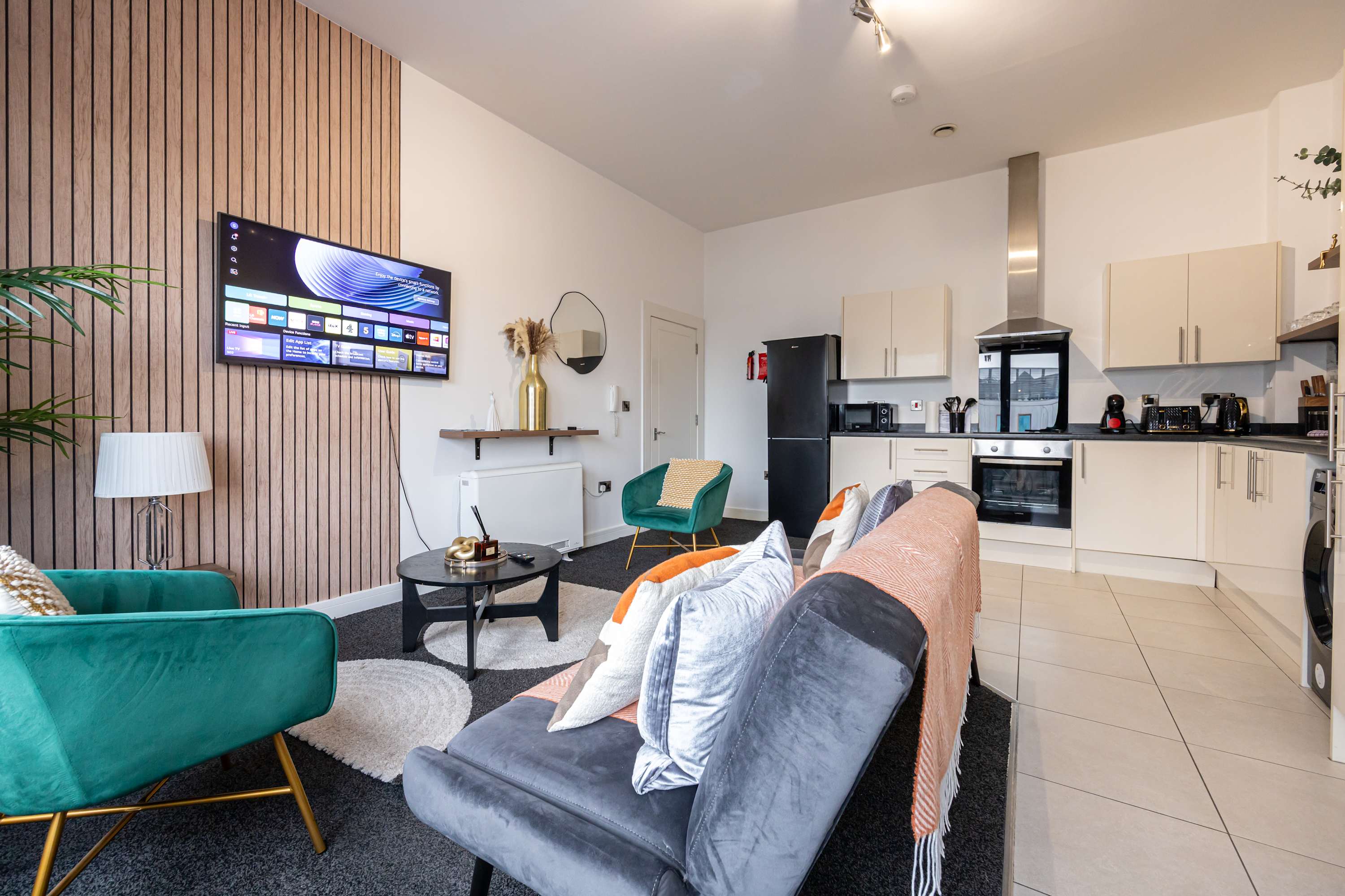Spacious 2 bed apt near Media City and Old Trafford in Quay House M5 3NR - Property image 4 - VivreStays