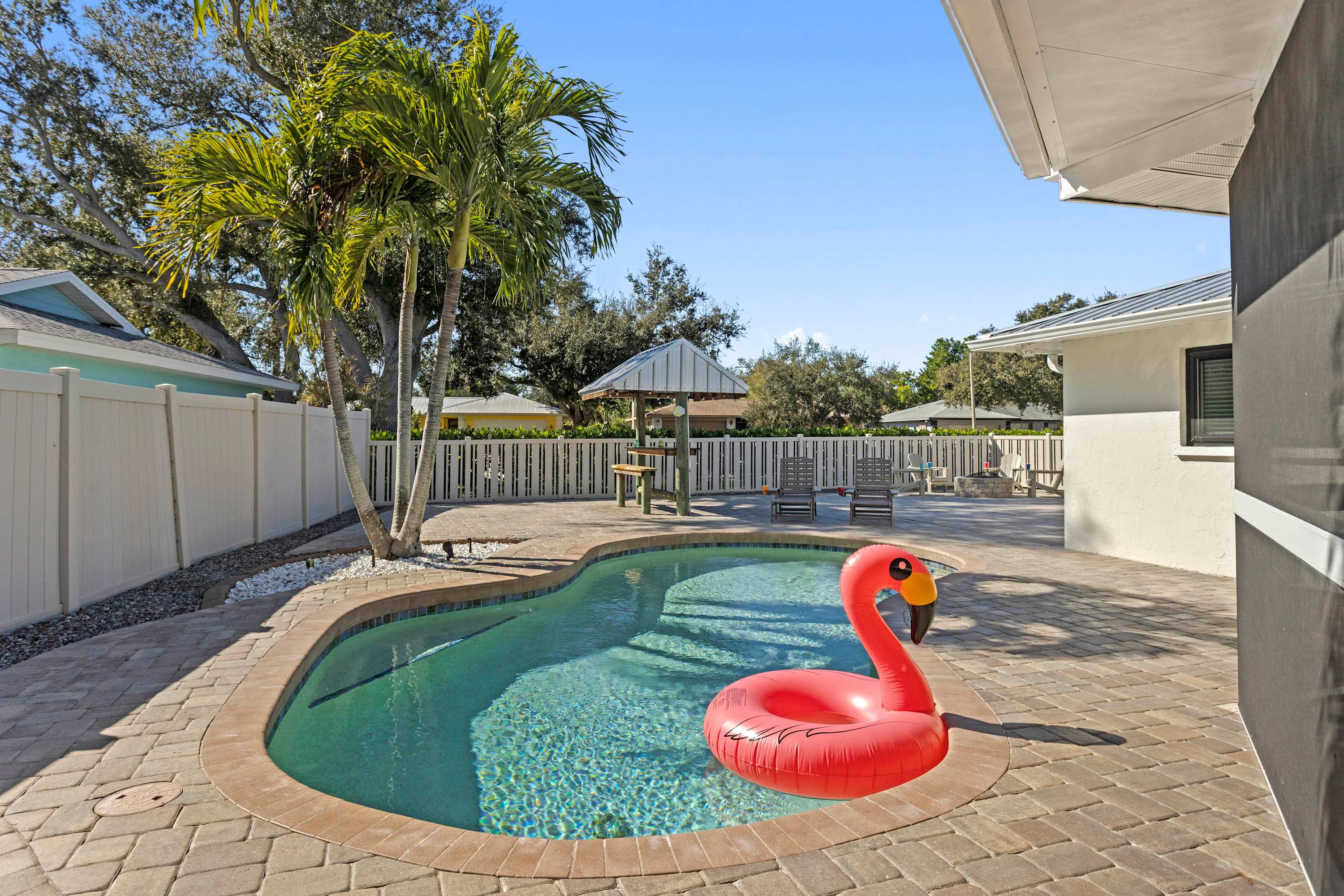 Rest Easy, Htd Pool, Tiki Hut, 11 min to Beach — Bradenton, FL — vacation rental