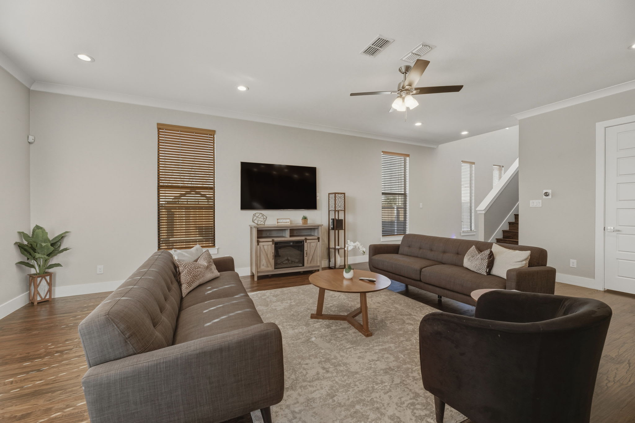 Spacious Dallas Home: 5 Bedrooms, Pet-Friendly, Perfect for Families!