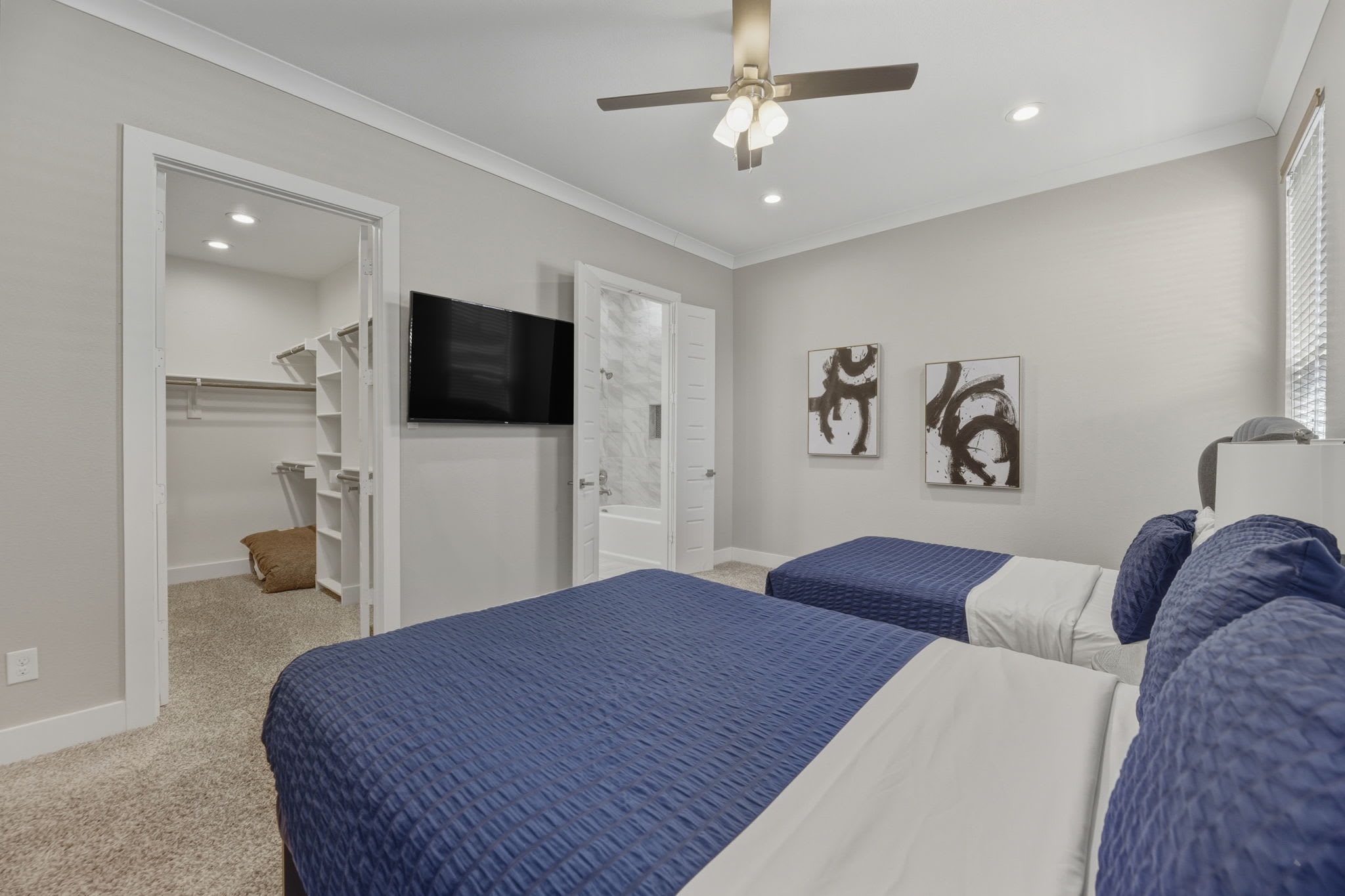 Spacious Dallas Home: 5 Bedrooms, Pet-Friendly, Perfect for Families!