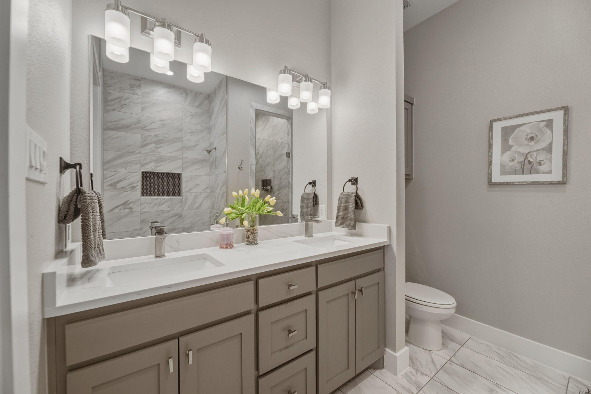 Spacious Dallas Home: 5 Bedrooms, Pet-Friendly, Perfect for Families!