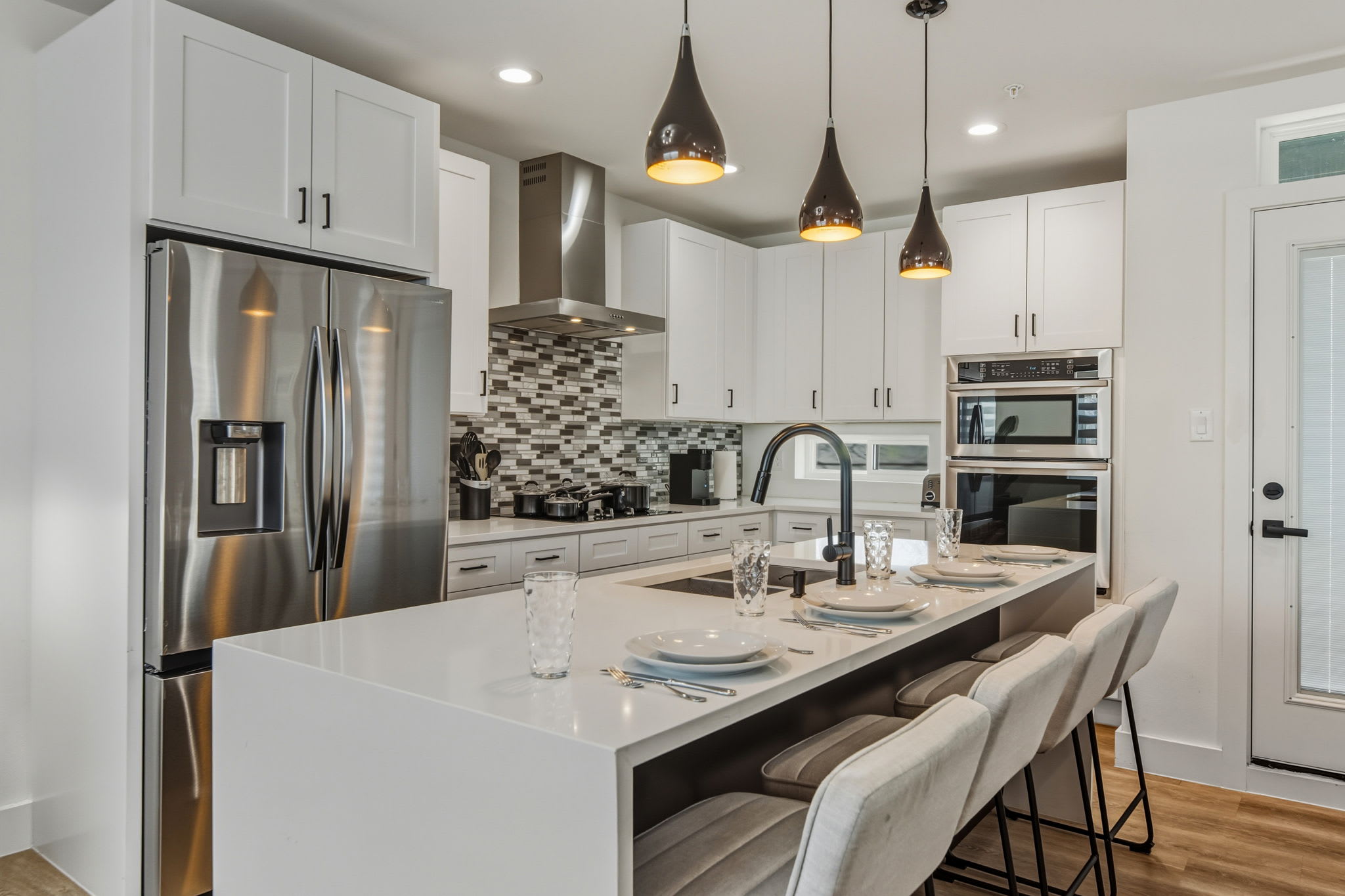 Dallas Townhouse: Rooftop Retreat with King Bed & Backyard