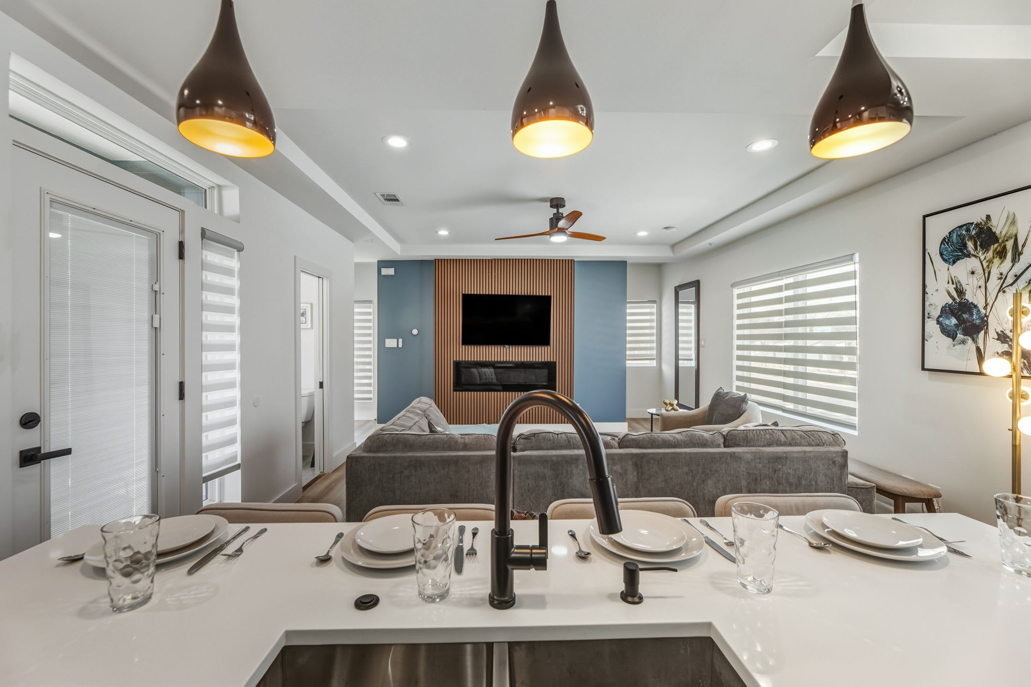 Dallas Townhouse: Rooftop Retreat with King Bed & Backyard