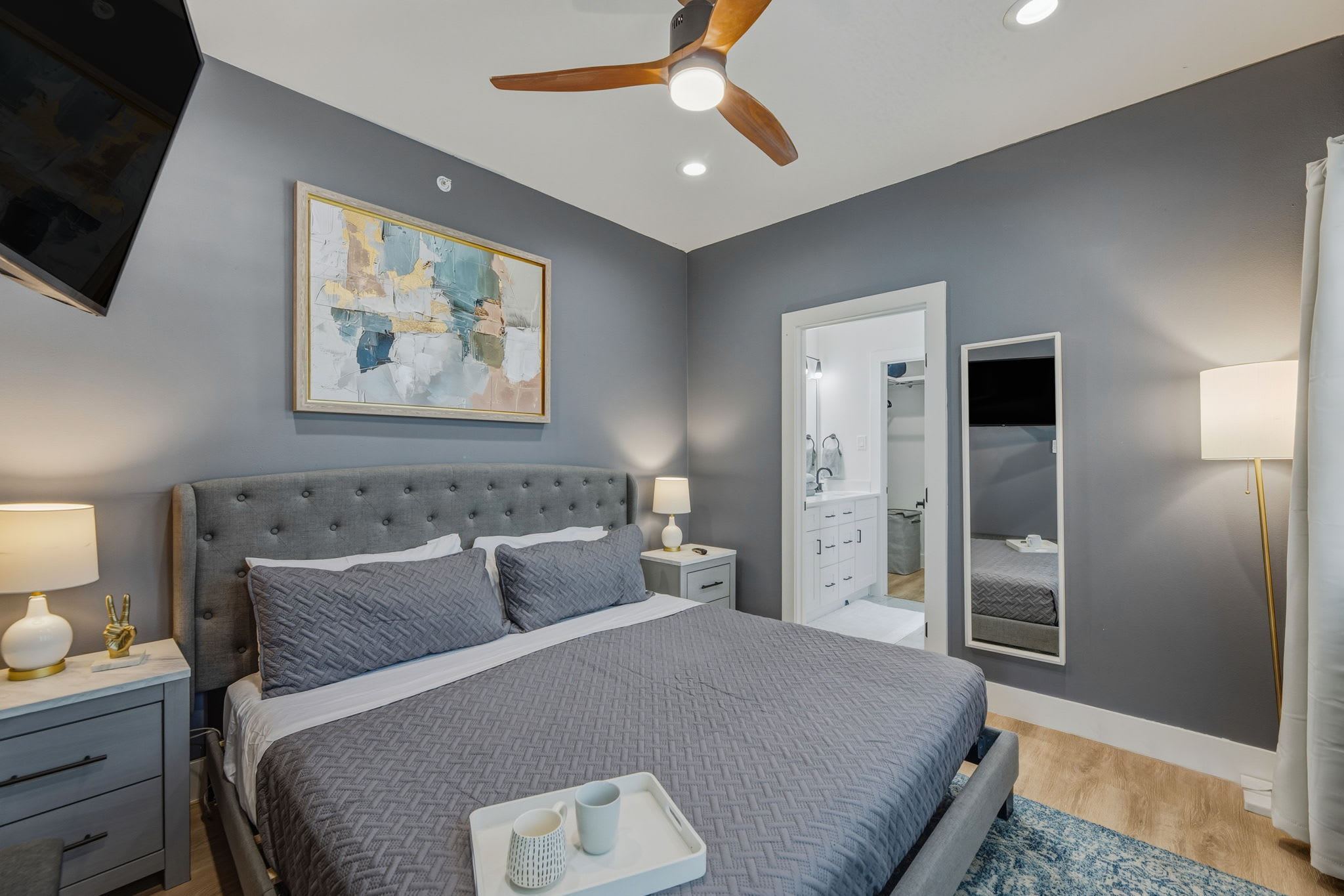 Dallas Townhouse: Rooftop Retreat with King Bed & Backyard
