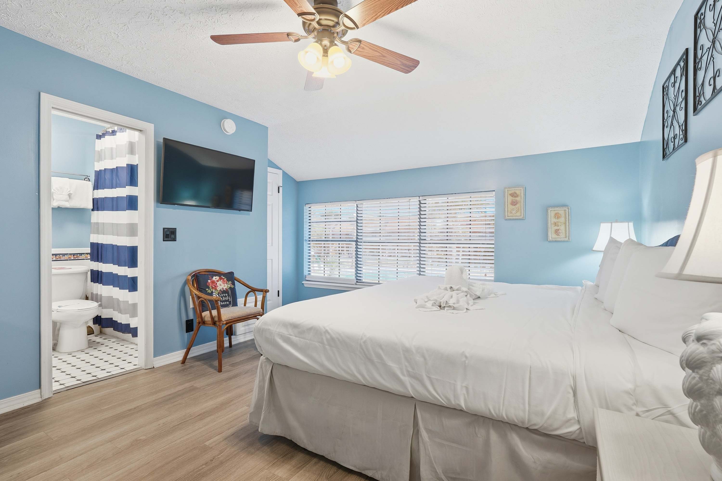 135 Grande Island Blvd – Cozy bedroom with a king-size bed, TV, and bathroom entrance visible.