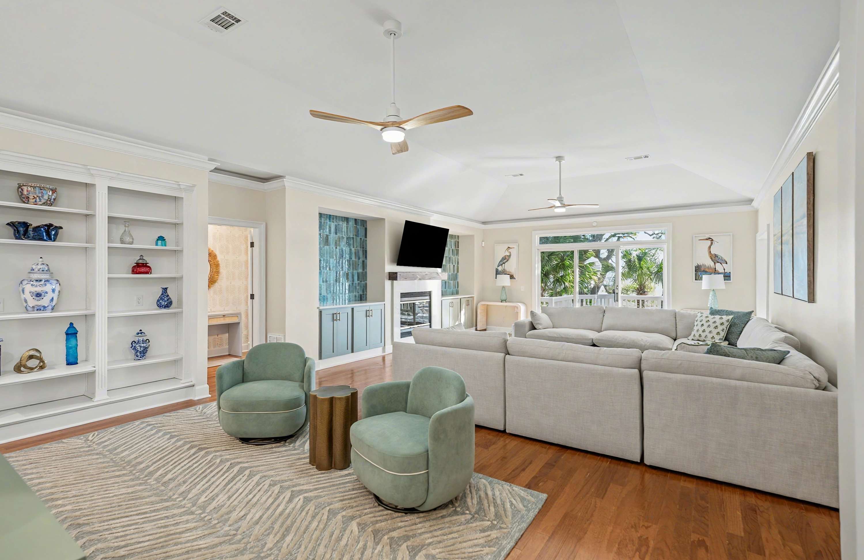 Additional Sitting Area Next to Main Living Room 
