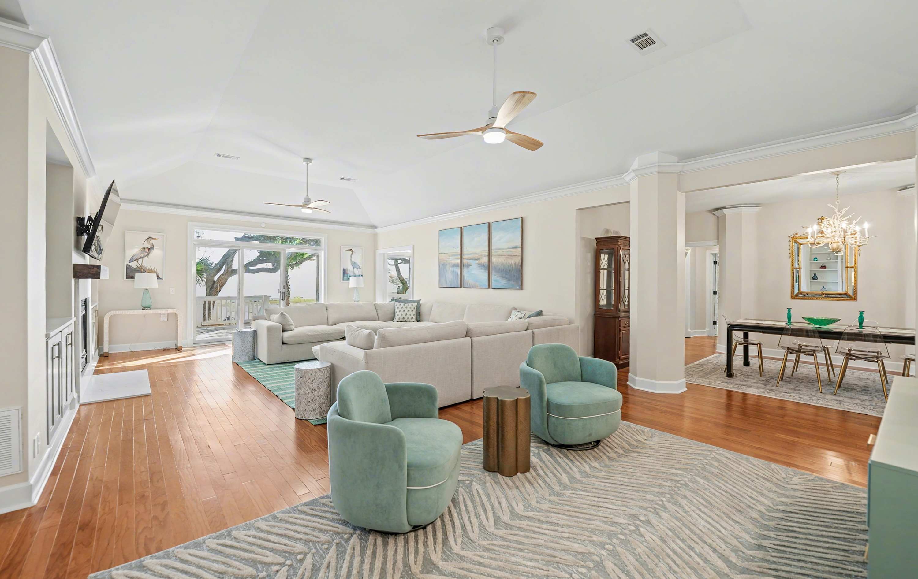 Additional Sitting Area Next to Main Living Room 