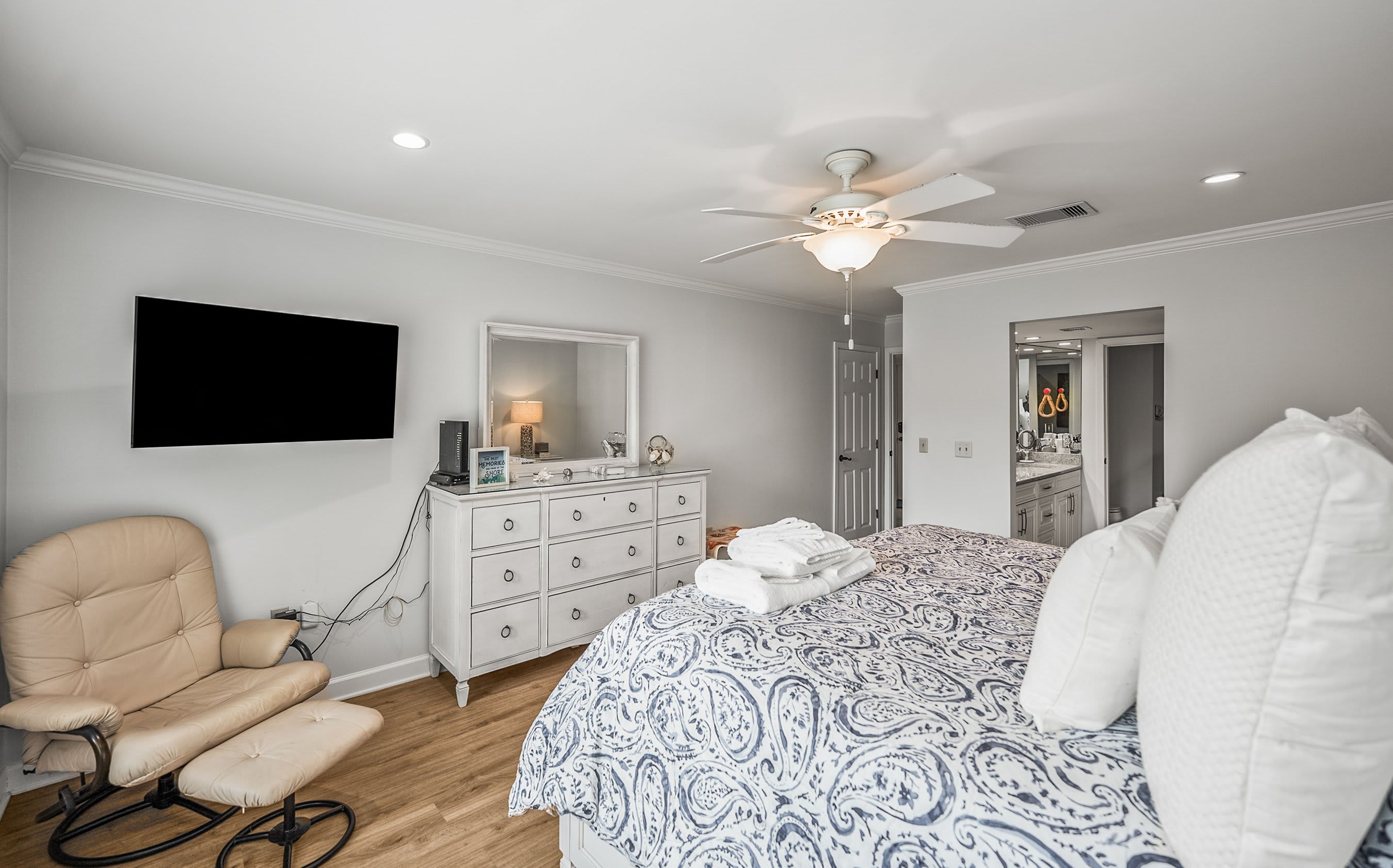 Two guest bedrooms with Jack & Jill full bathroom