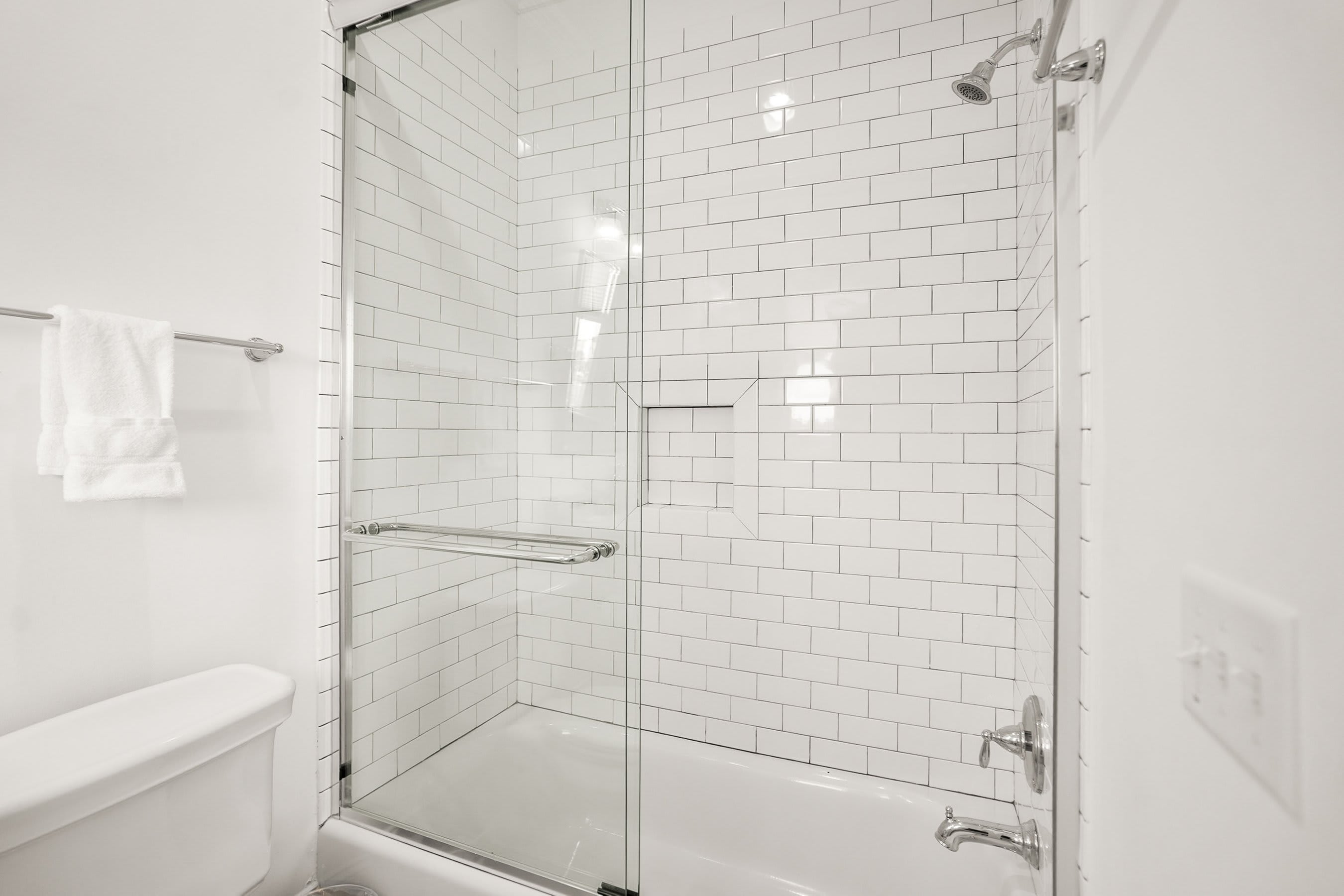 Guest Bedroom En Suite Bathroom with Tub/Shower Combo