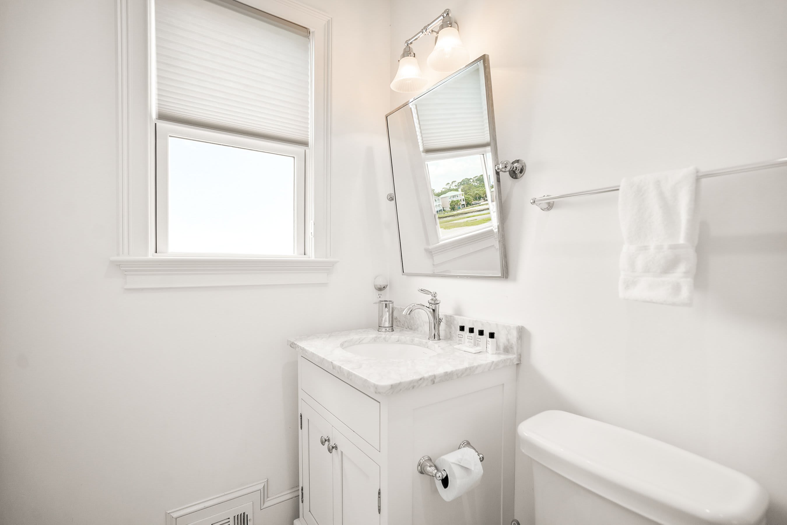 Guest Bedroom En Suite Bathroom with Tub/Shower Combo