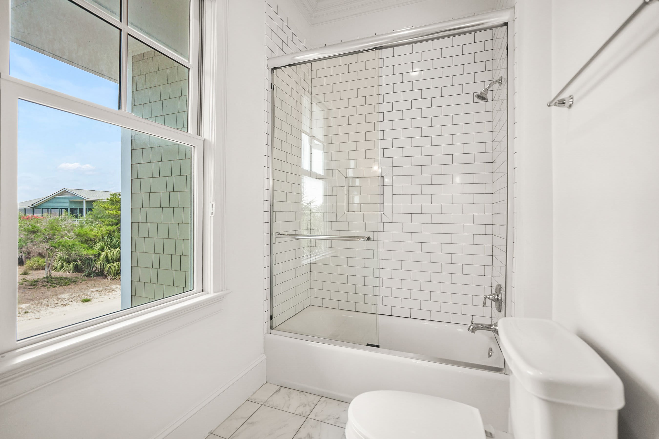 Guest Bedroom En Suite Bathroom and Tub/Shower Combo