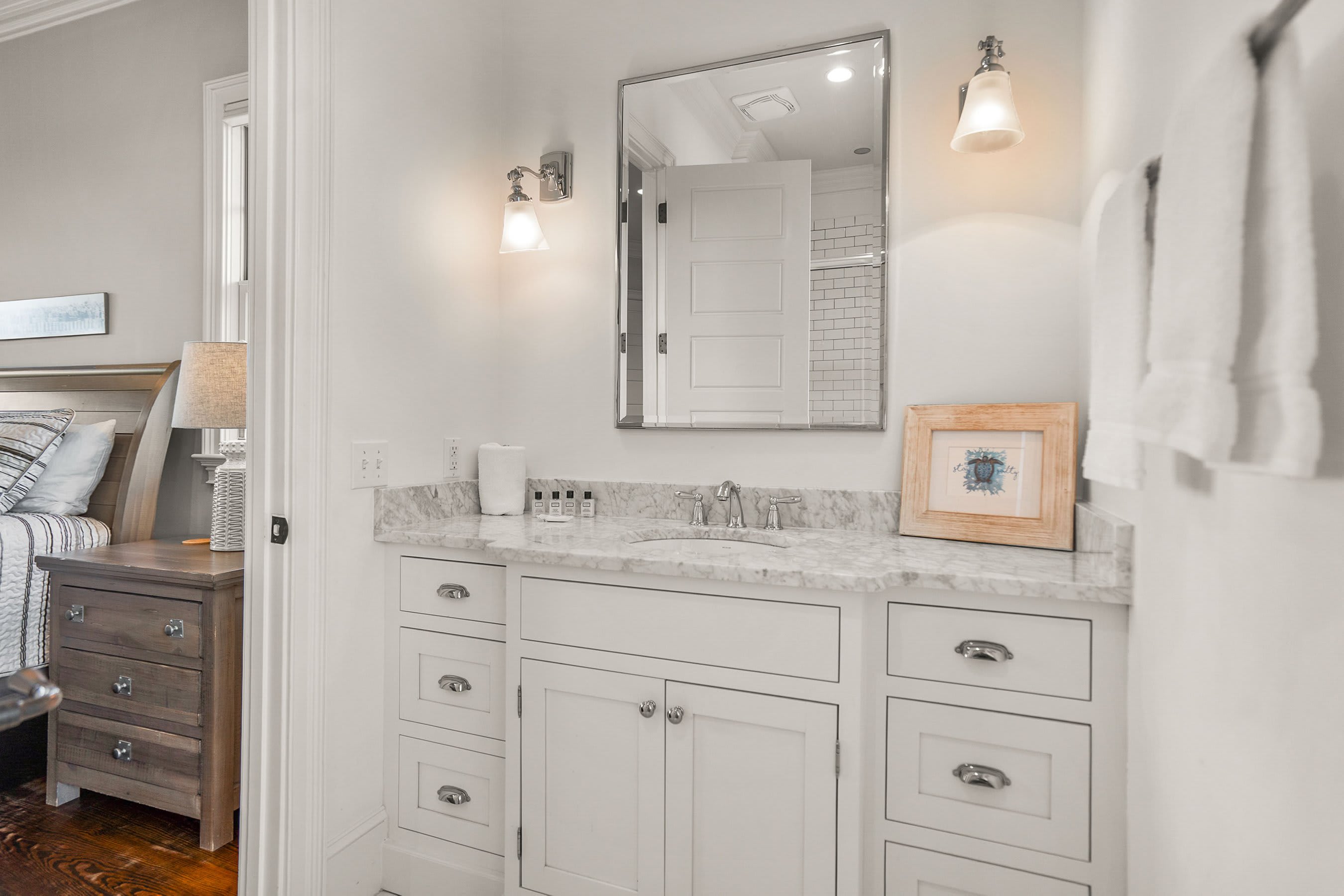 Guest Bedroom En Suite Bathroom and Tub/Shower Combo