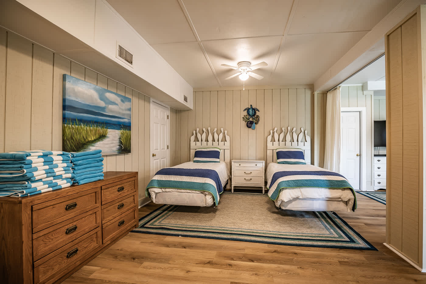 Guest Bedroom Area with 2 Twin Beds, Ground Floor Apartment