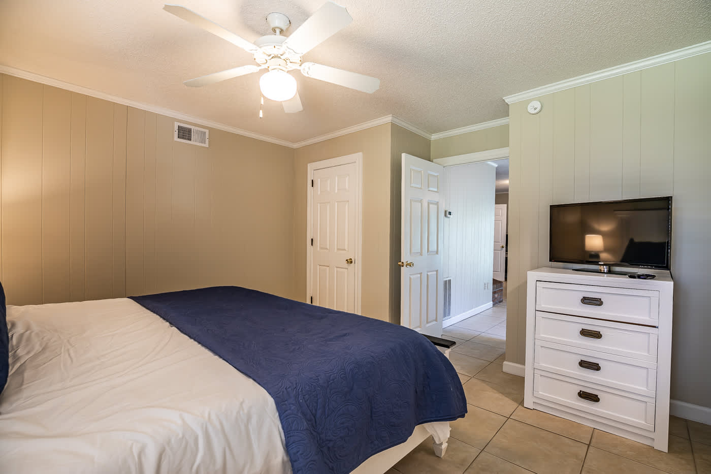 Ground Floor Apartment Primary Bedroom with King Bed and Full En Suite Bathroom