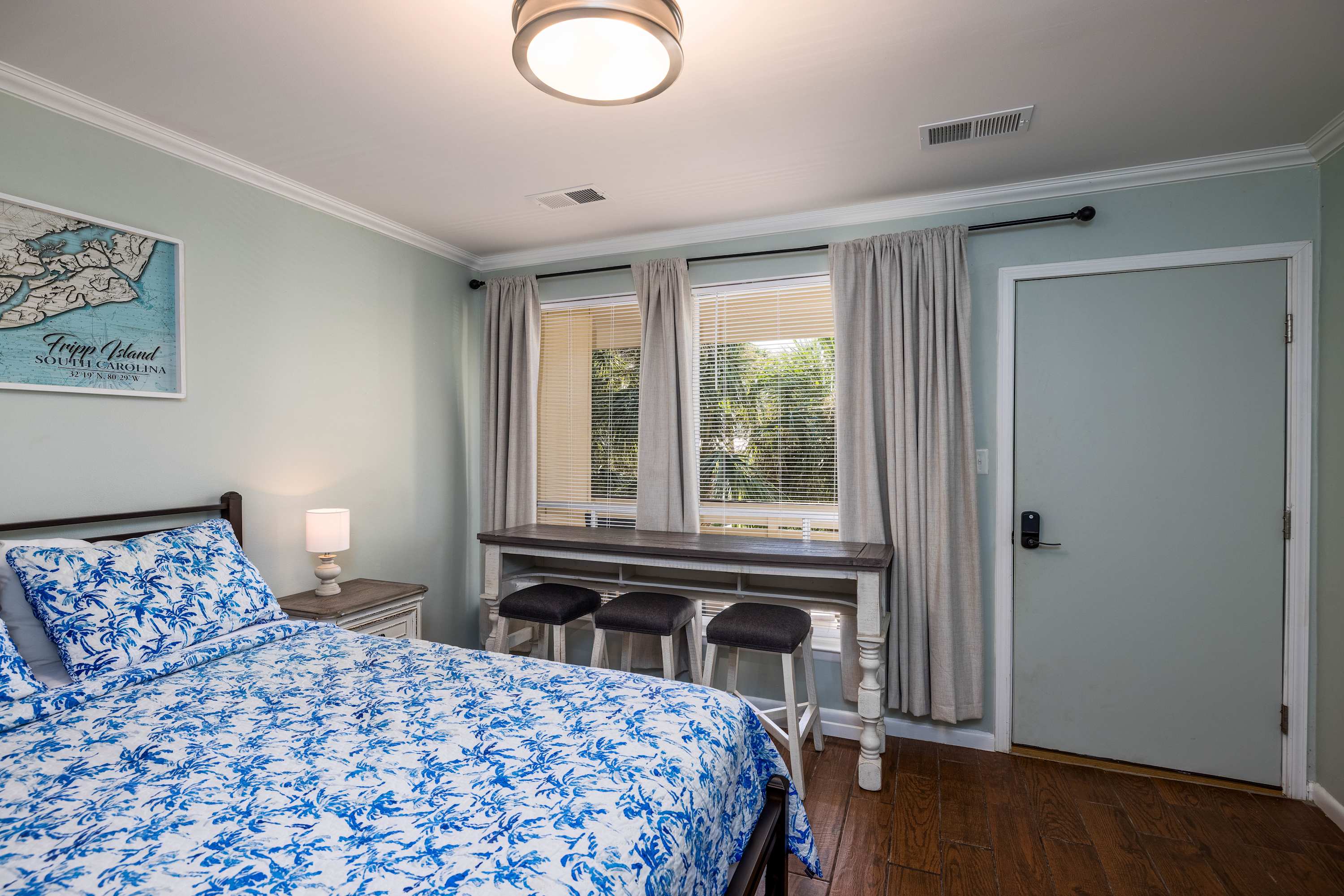 Queen Bed with Kitchen and Eating Area 